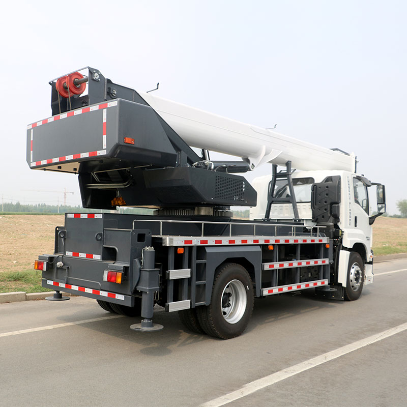 35m Lifting Truck Crane, Isuzu Chassis, Two-section Outriggers for Enhanced Stability