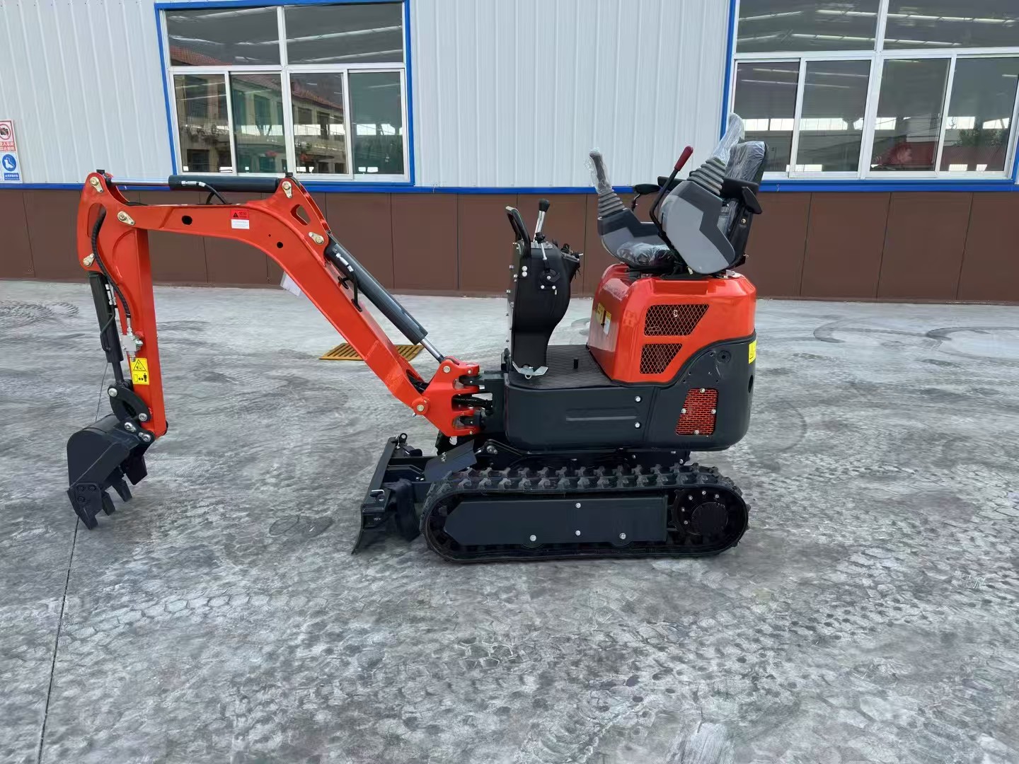 1.2Ton Mini Excavator | 1650mm Dig Depth & 2495mm Reach | 14HP CE EPA Engine