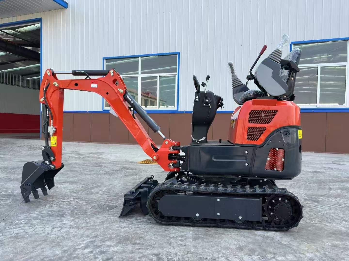 1.2Ton Mini Excavator | 1650mm Dig Depth & 2495mm Reach | 14HP CE EPA Engine