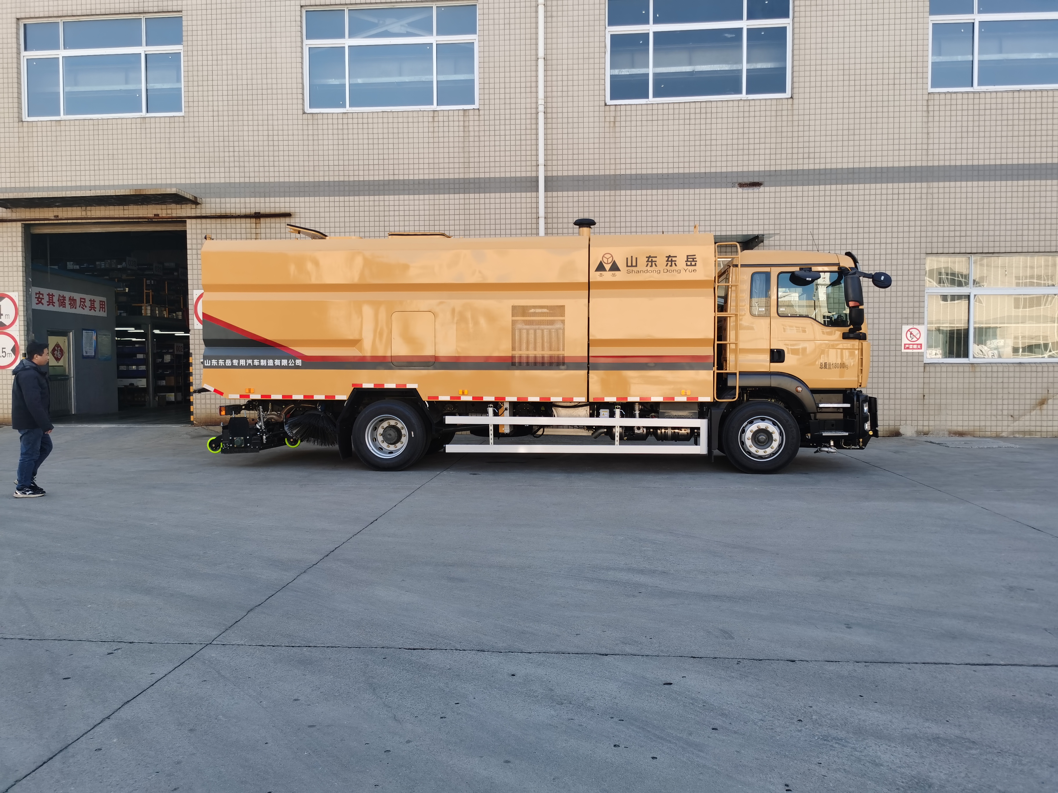 High-efficiency Municipal Sanitation Vacuum Cleaner Truck, Dual-function High-pressure Washing + Vacuum