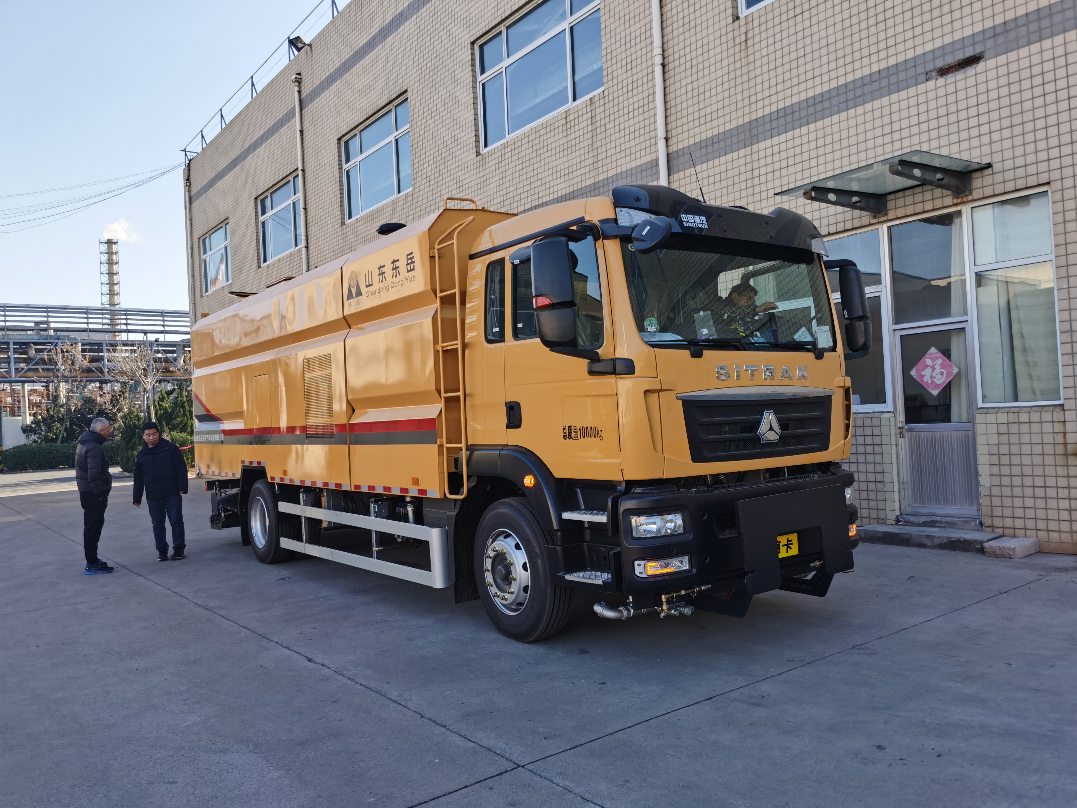 High-efficiency Municipal Sanitation Vacuum Cleaner Truck, Dual-function High-pressure Washing + Vacuum