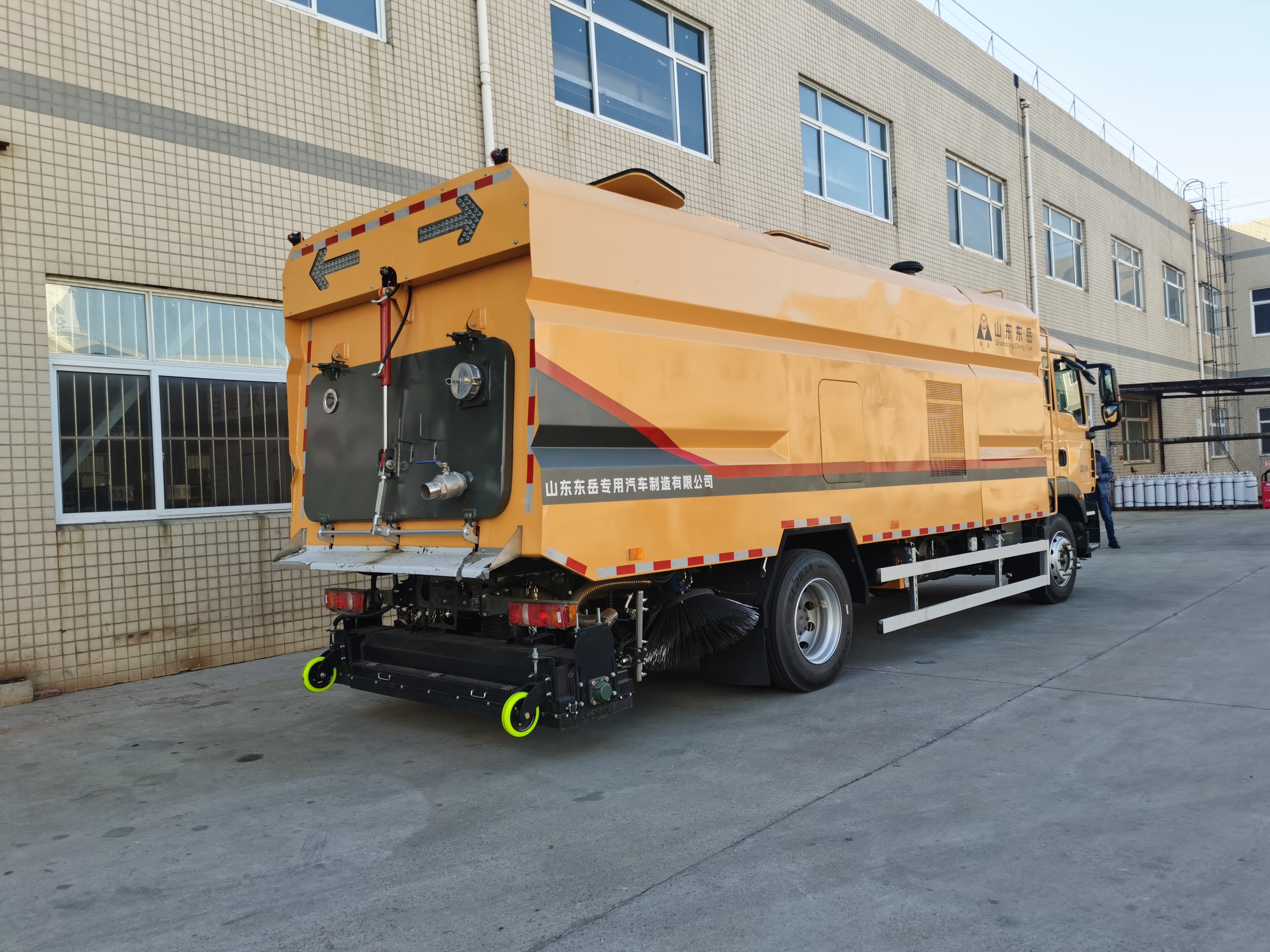 High-efficiency Municipal Sanitation Vacuum Cleaner Truck, Dual-function High-pressure Washing + Vacuum