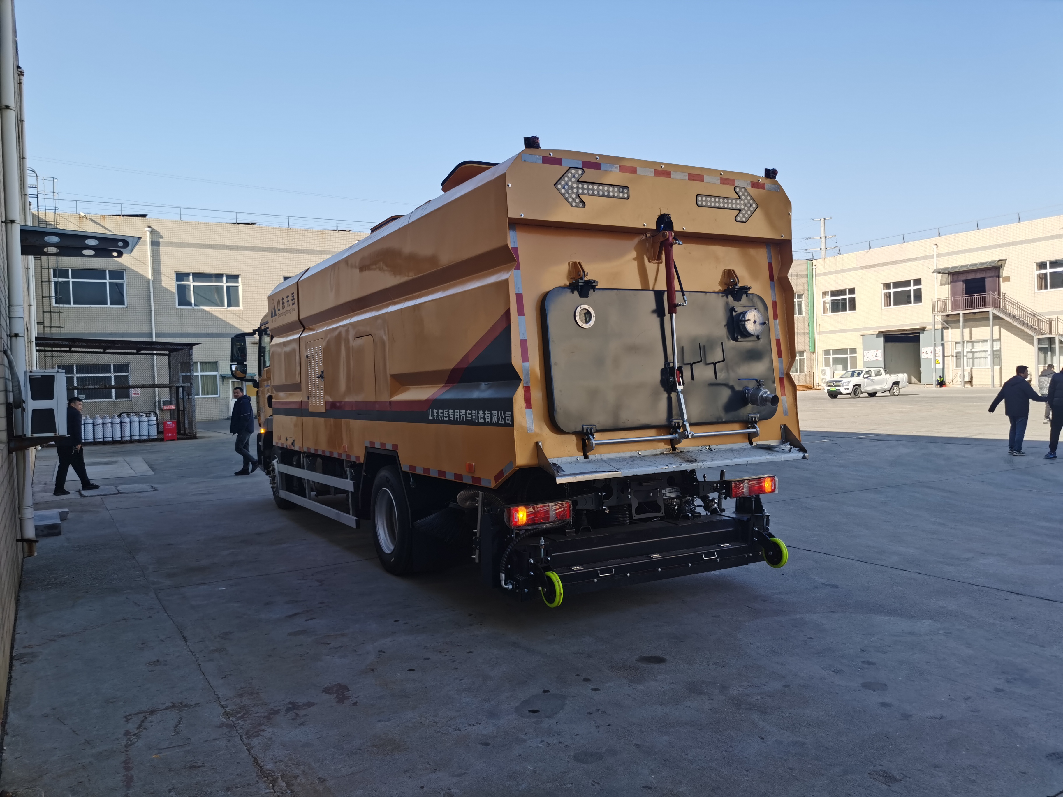 High-efficiency Municipal Sanitation Vacuum Cleaner Truck, Dual-function High-pressure Washing + Vacuum