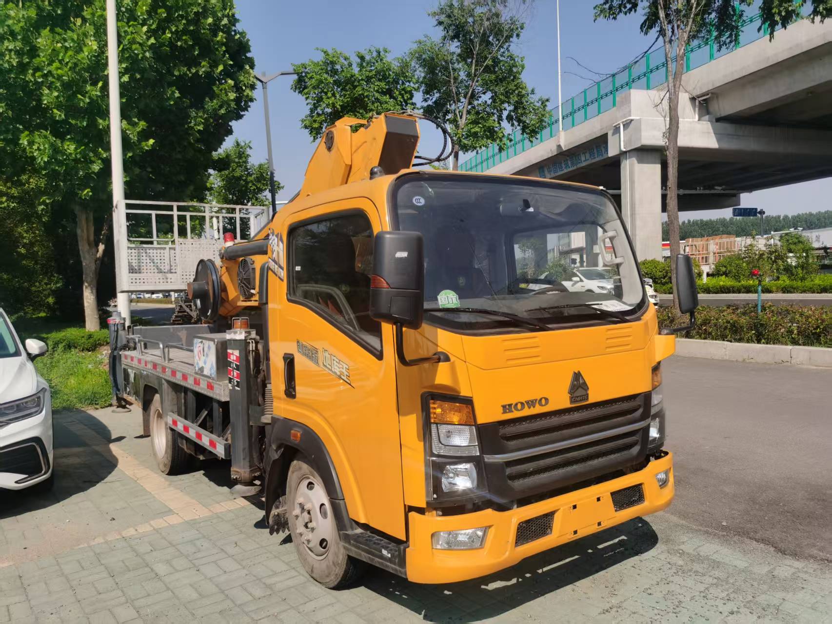 Aerial Work Vehicle for Municipal Maintenance & Installation, Electric Control with Wireless Remote Control, 28m Platform