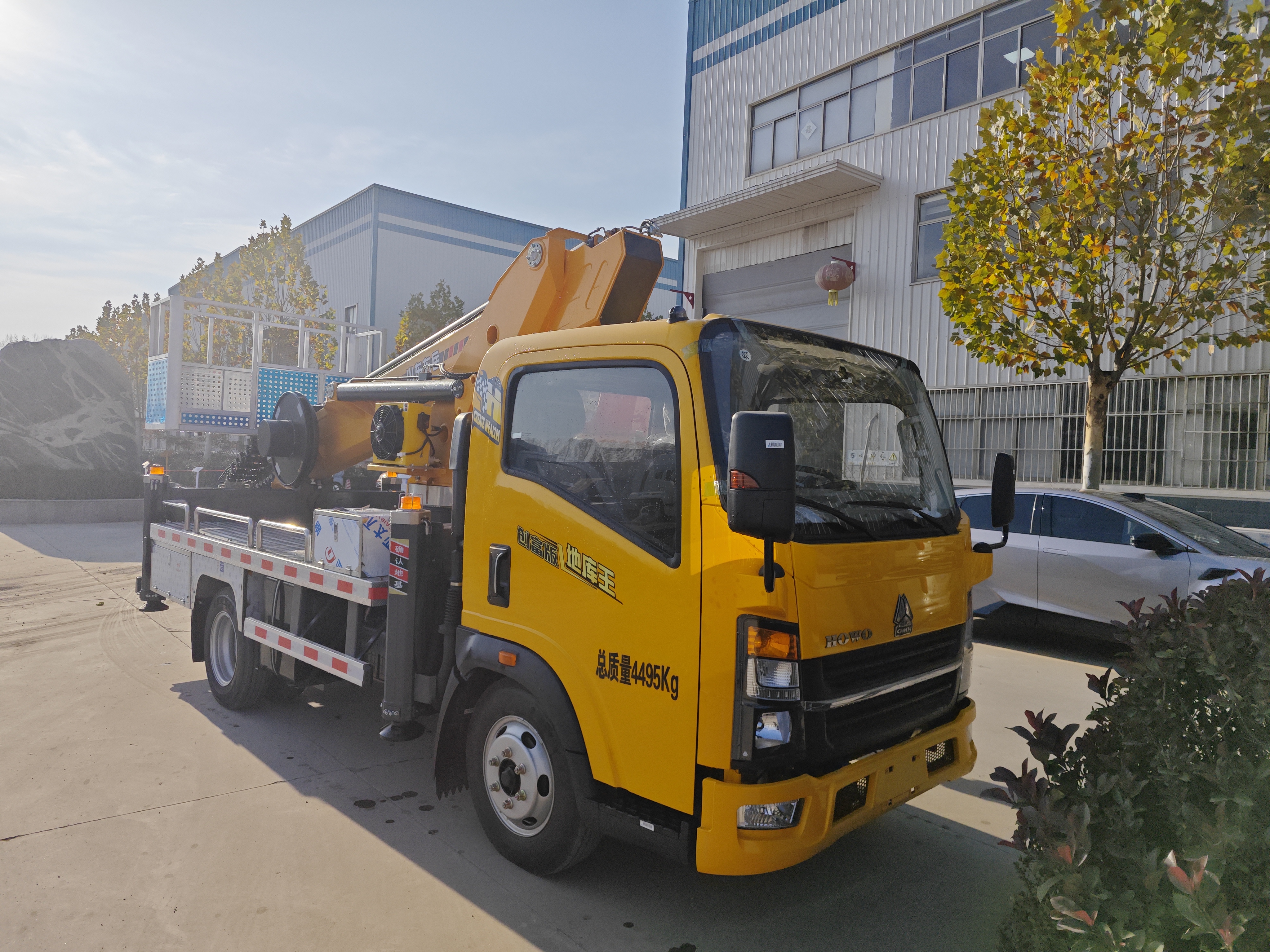 Aerial Work Vehicle for Municipal Maintenance & Installation, Electric Control with Wireless Remote Control, 28m Platform