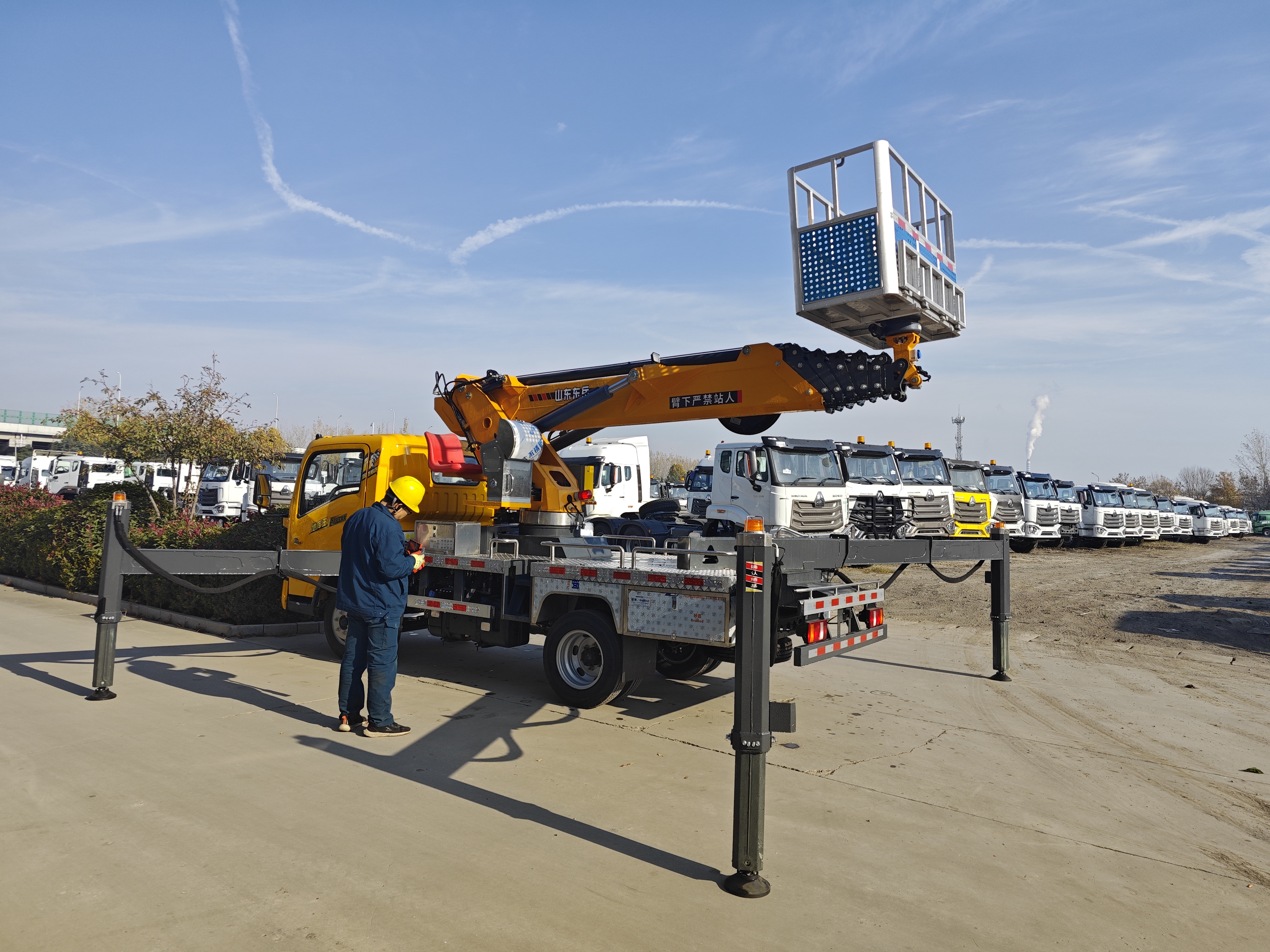 Aerial Work Vehicle for Municipal Maintenance & Installation, Electric Control with Wireless Remote Control, 28m Platform