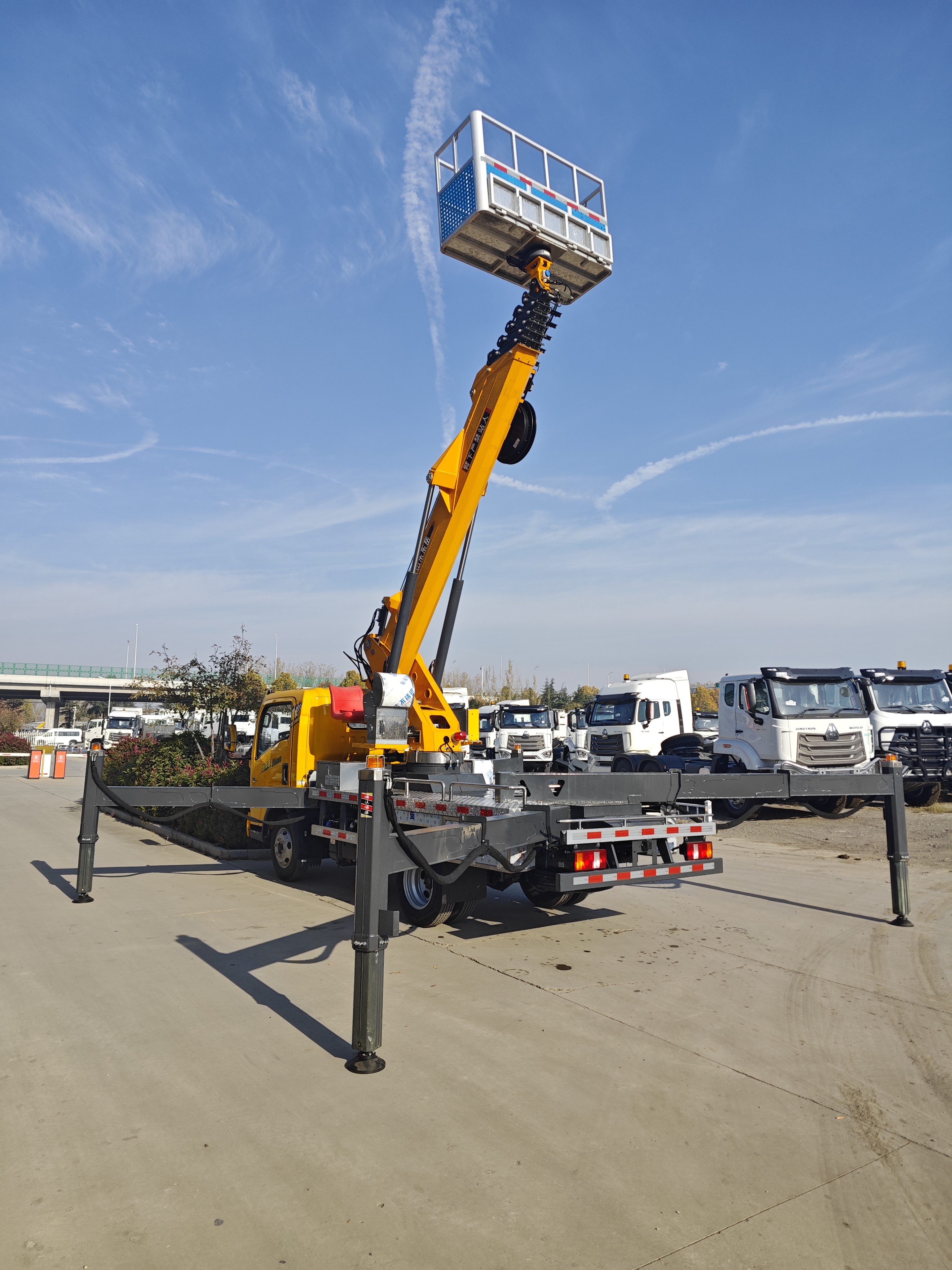 Aerial Work Vehicle for Municipal Maintenance & Installation, Electric Control with Wireless Remote Control, 28m Platform