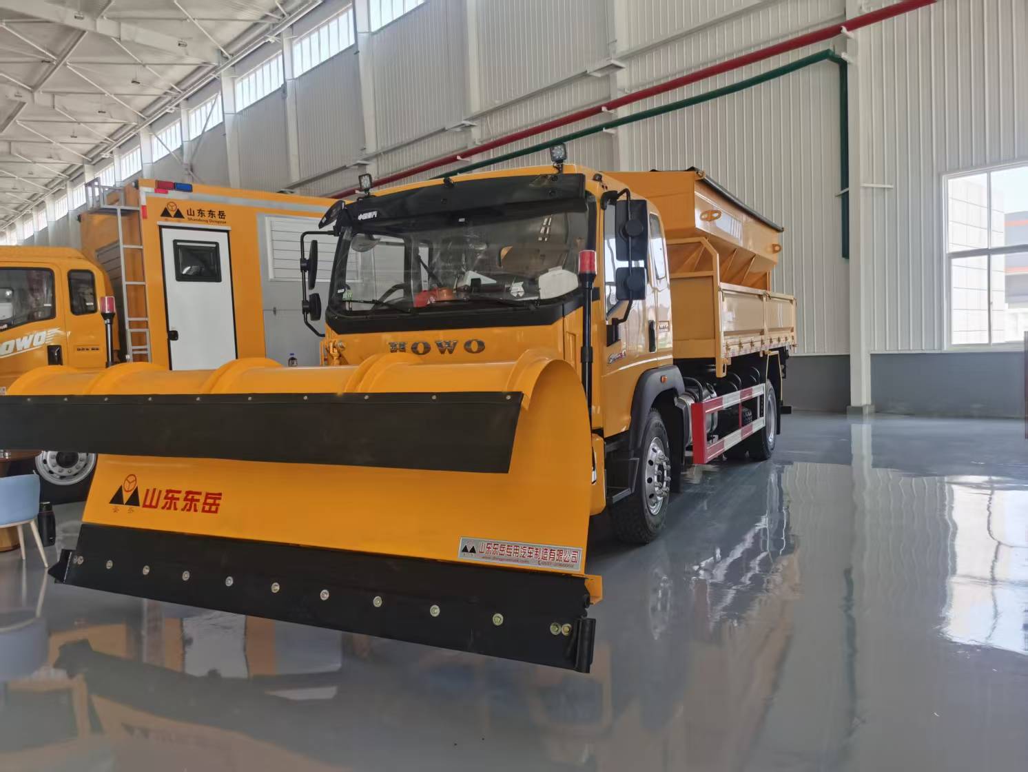 Shengyue Multi-functional Snow Removal Truck, 18-ton Class, Dongfeng Chassis, Optional 3-3.6m Snow Plow