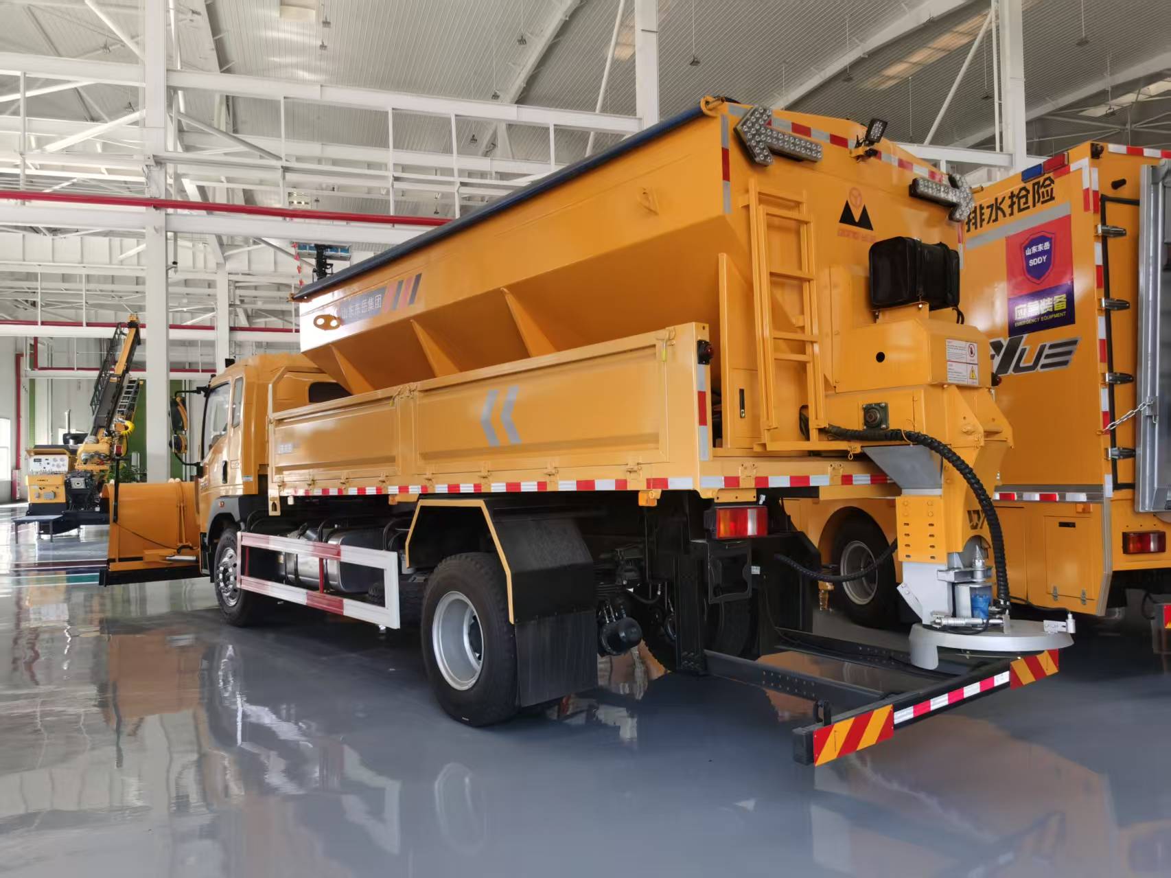 Shengyue Multi-functional Snow Removal Truck, 18-ton Class, Dongfeng Chassis, Optional 3-3.6m Snow Plow