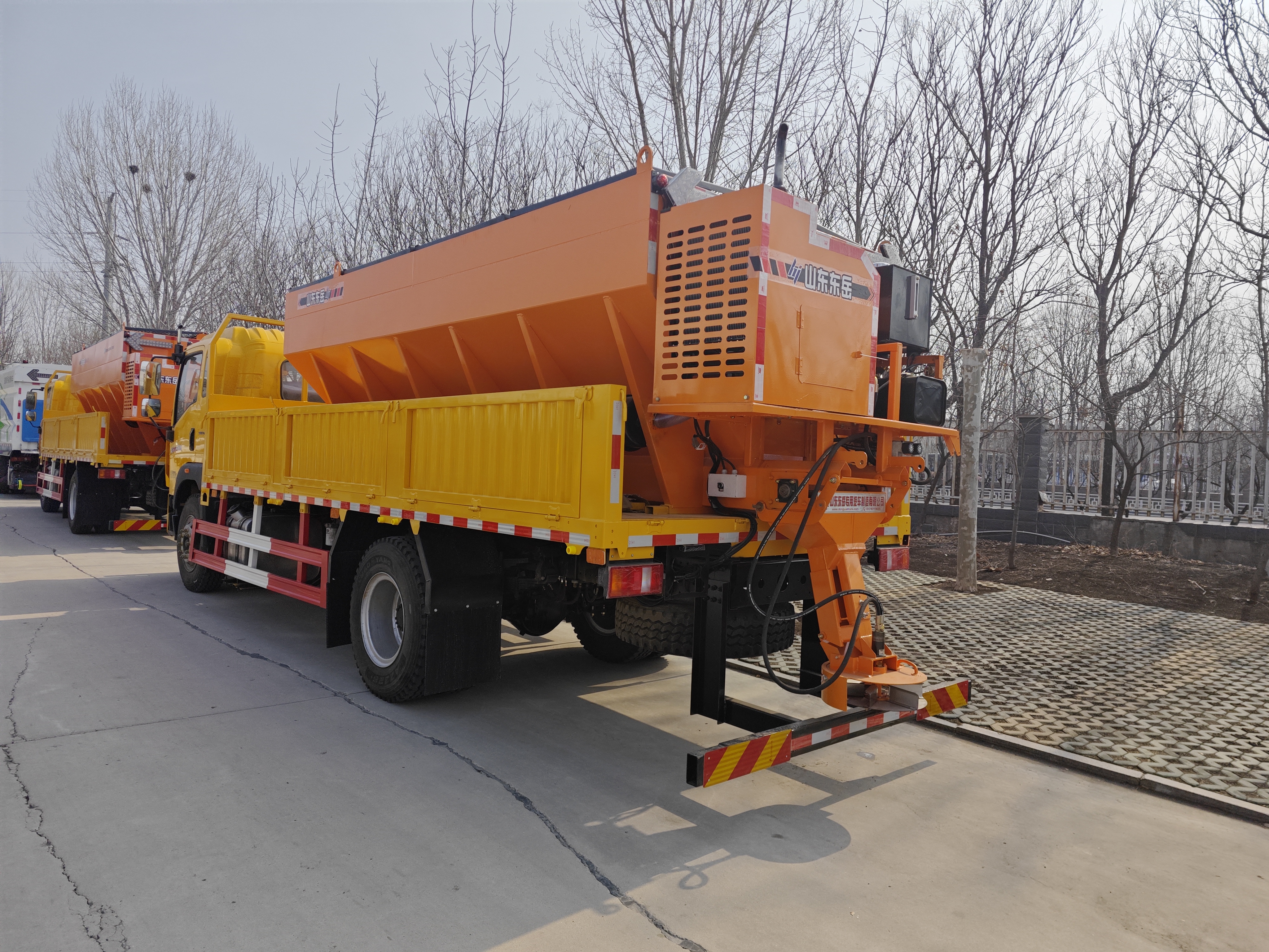 Shengyue Multi-functional Snow Removal Truck, 18-ton Class, Dongfeng Chassis, Optional 3-3.6m Snow Plow