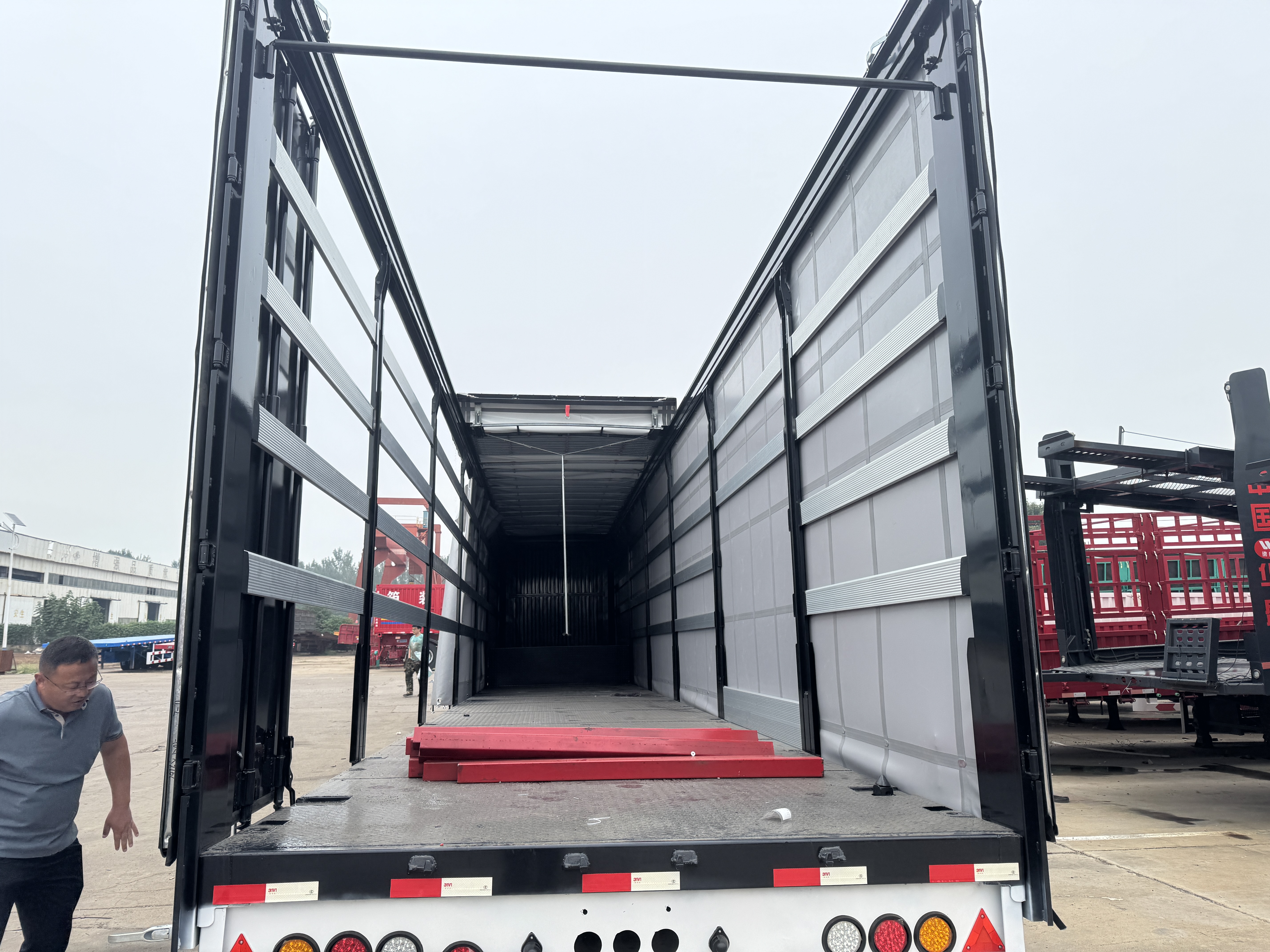 curtain‑side semi‑trailer