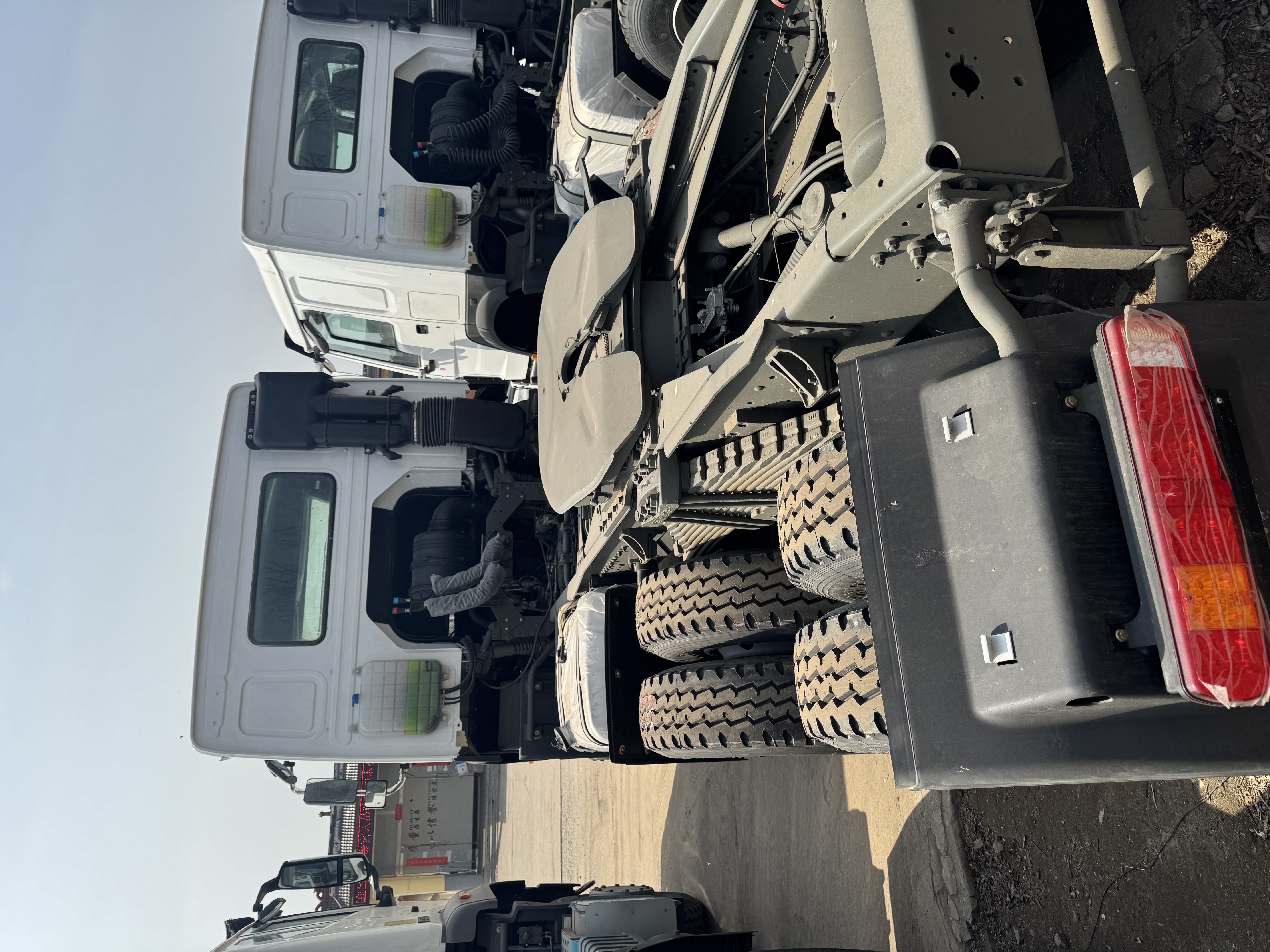 Sinotruk Howo 380‑HP tractor‑head.