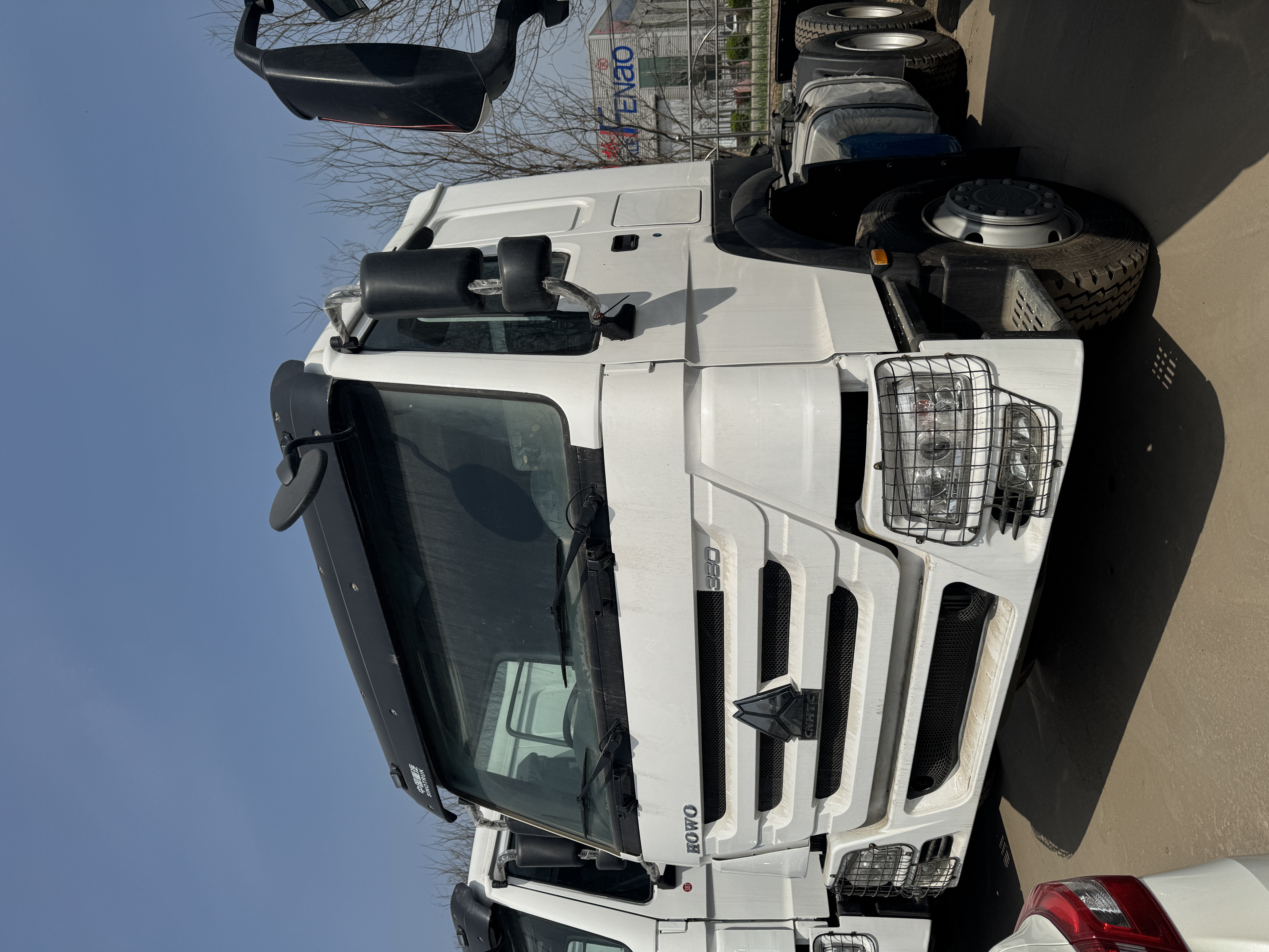 Sinotruk Howo 380‑HP tractor‑head.