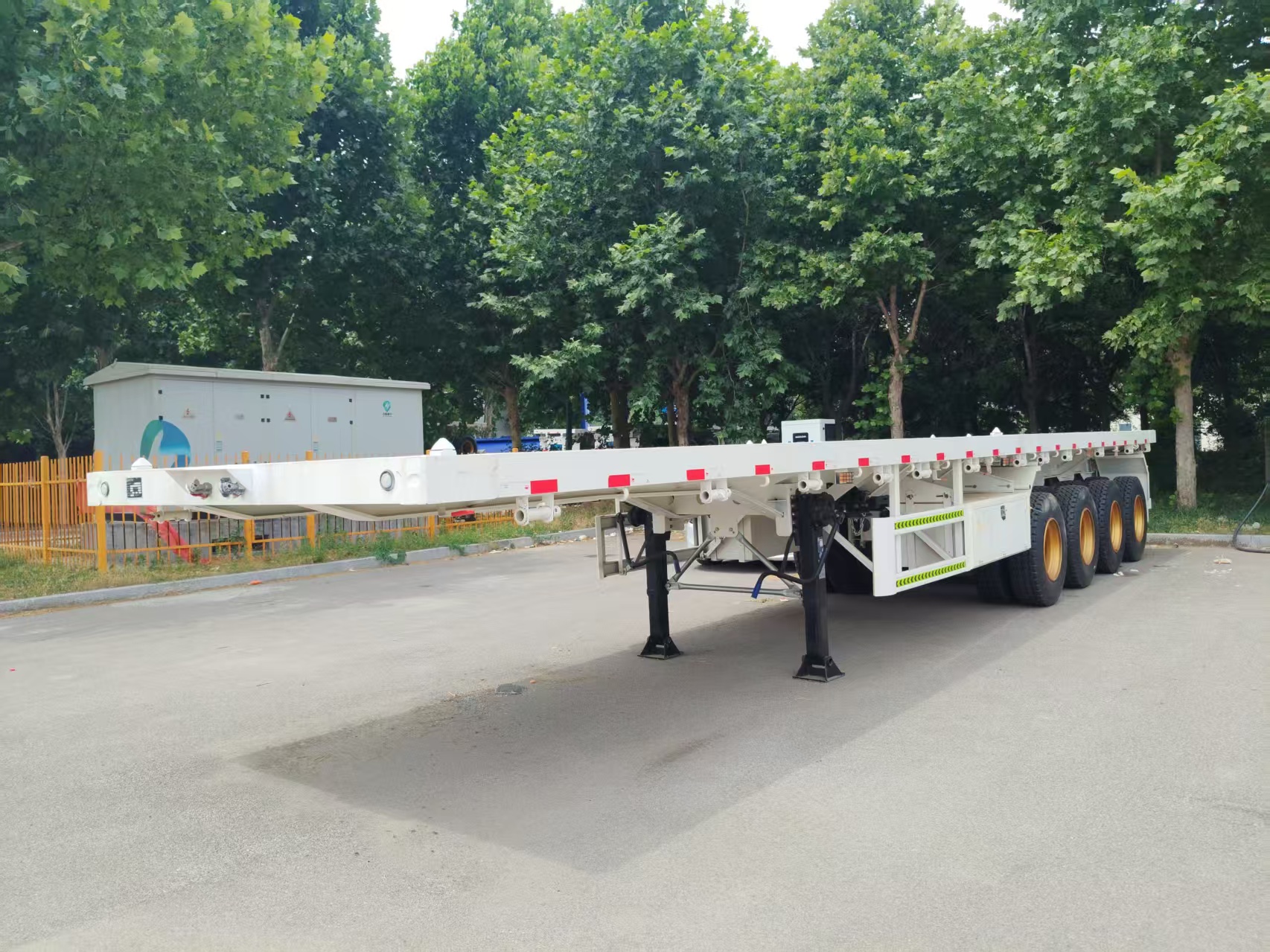 4-Axle Flatbed Semi-Trailer, Standard Container Locks, Heavy-duty for Cross-border Logistics