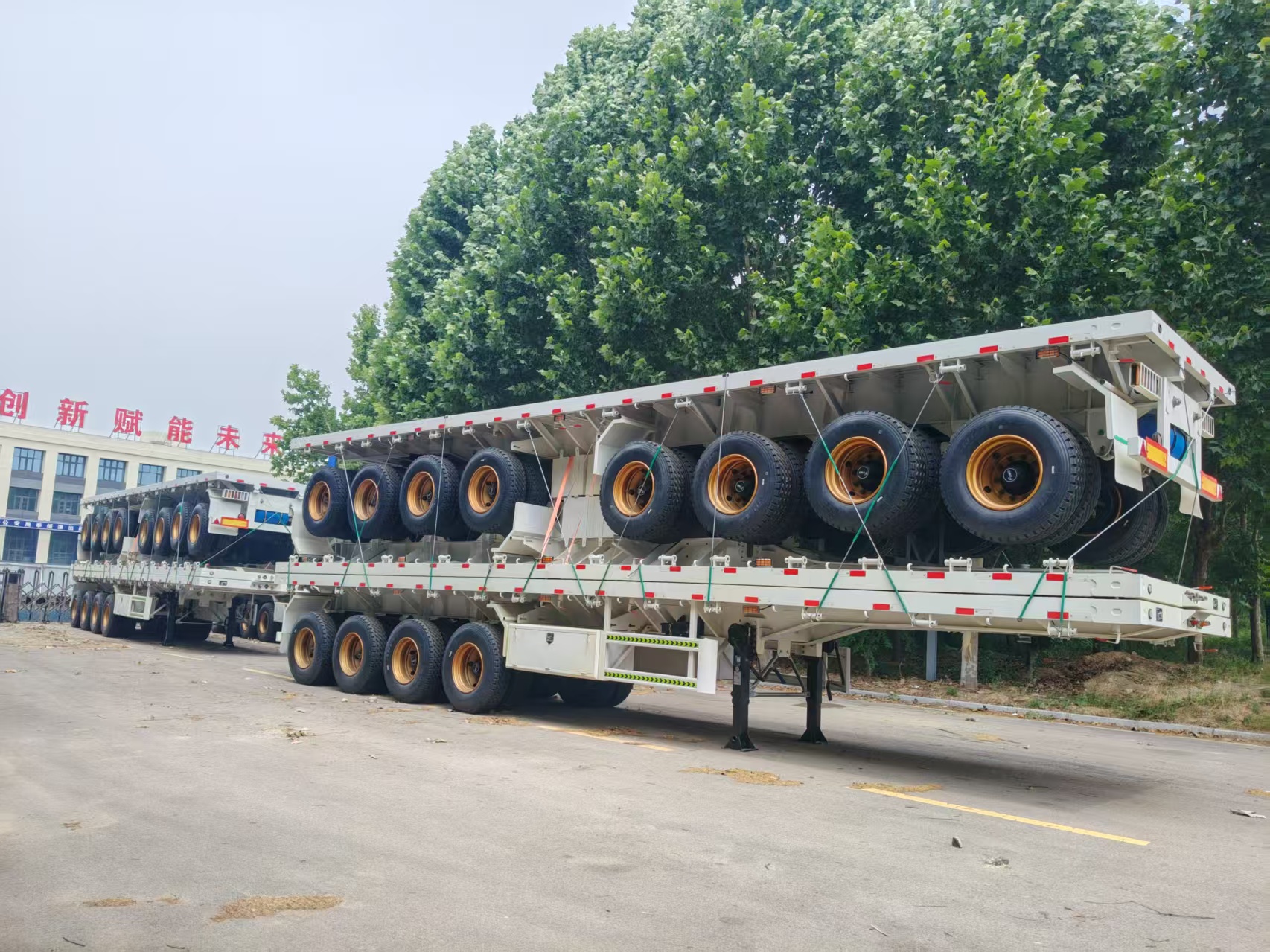 4-Axle Flatbed Semi-Trailer, Standard Container Locks, Heavy-duty for Cross-border Logistics