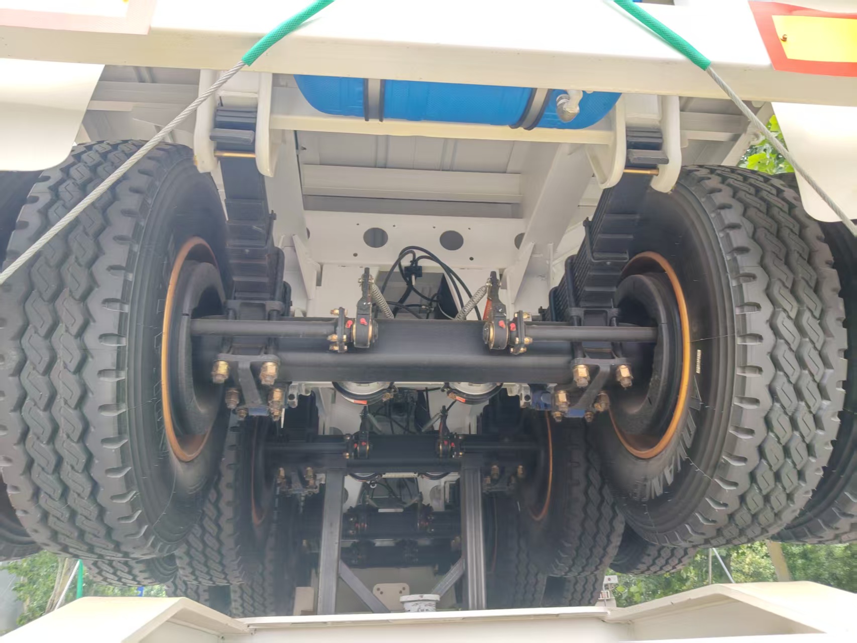 4-Axle Flatbed Semi-Trailer, Standard Container Locks, Heavy-duty for Cross-border Logistics