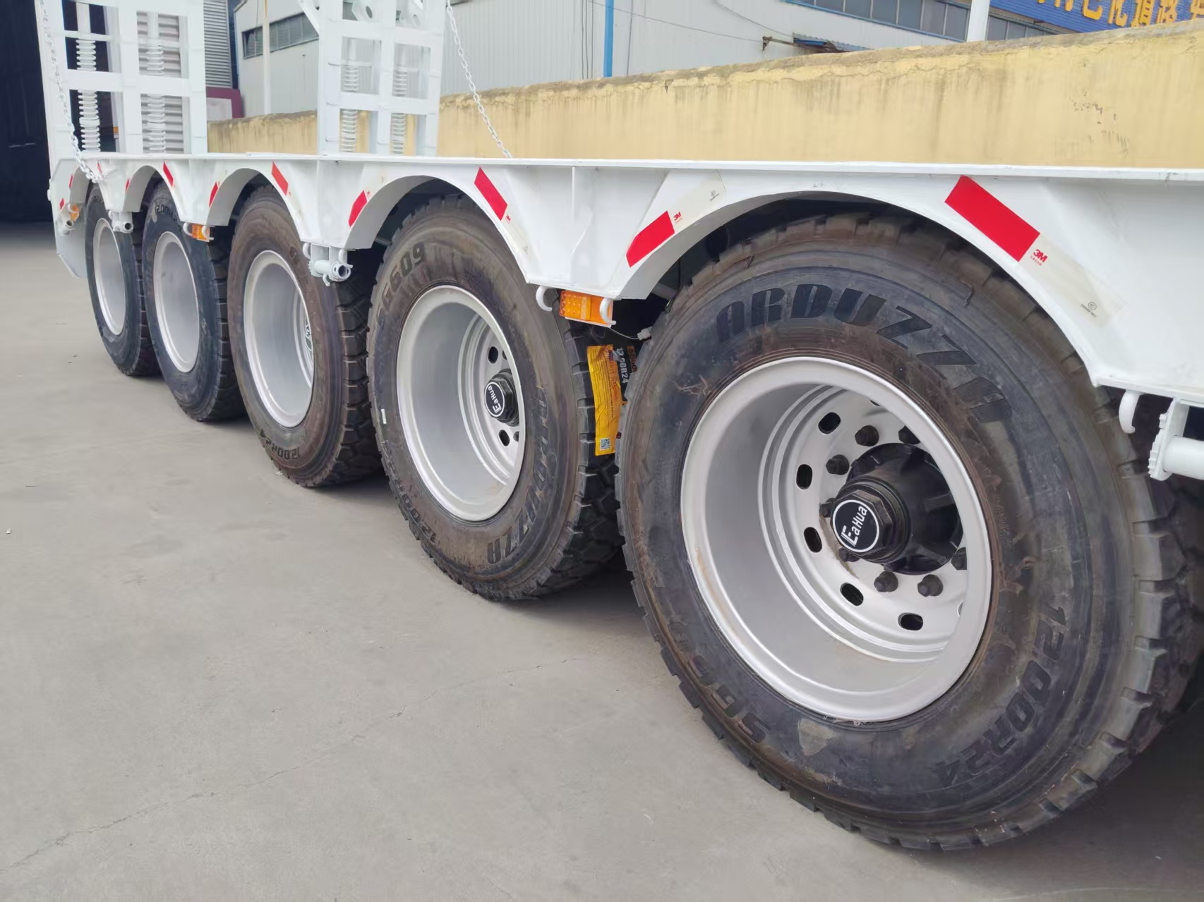 13m Low-bed Semi-trailer, 3/4/5 Axles Optional, 1200R24 Steel Wire Tires