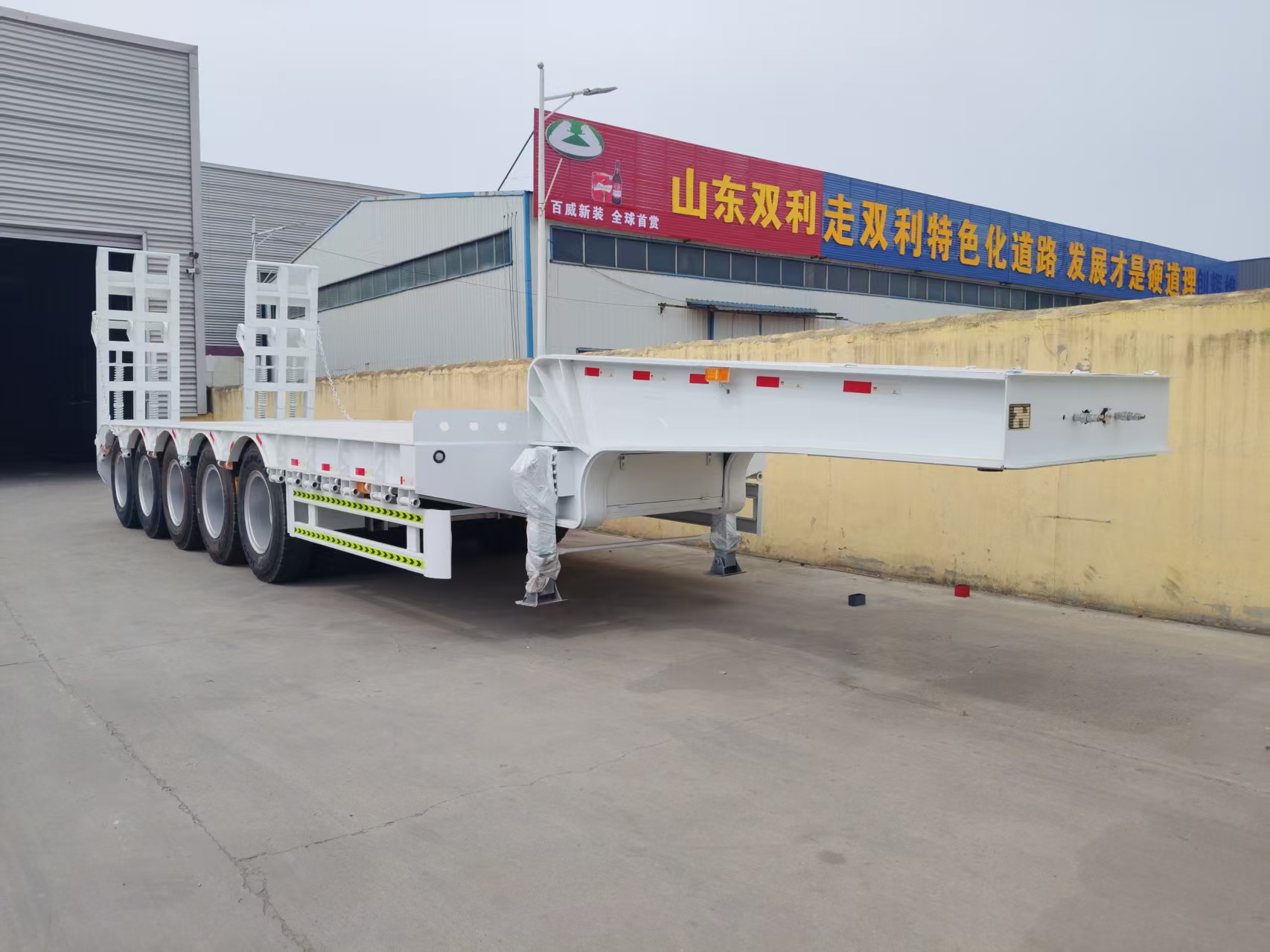13m Low-bed Semi-trailer, 3/4/5 Axles Optional, 1200R24 Steel Wire Tires