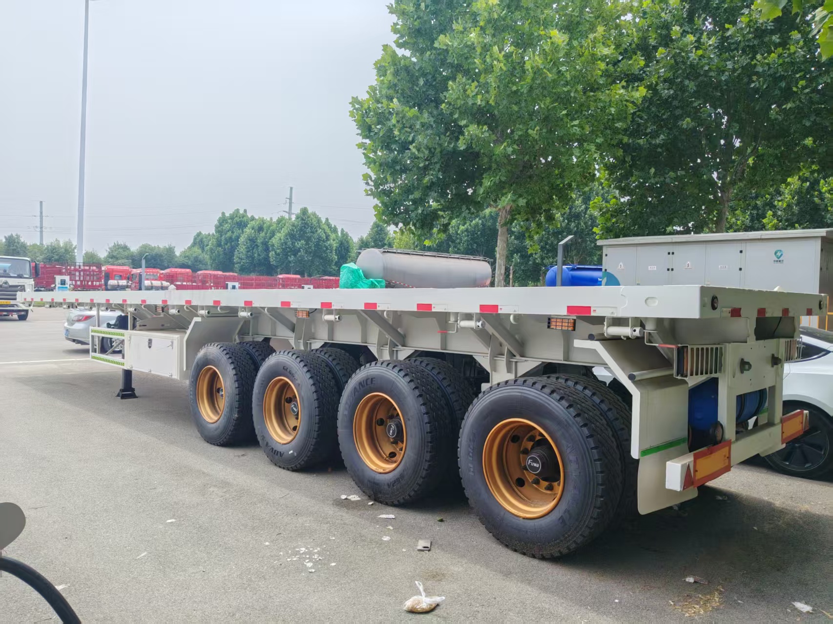 4-Axle Flatbed Semi-Trailer, Standard Container Locks, Heavy-duty for Cross-border Logistics