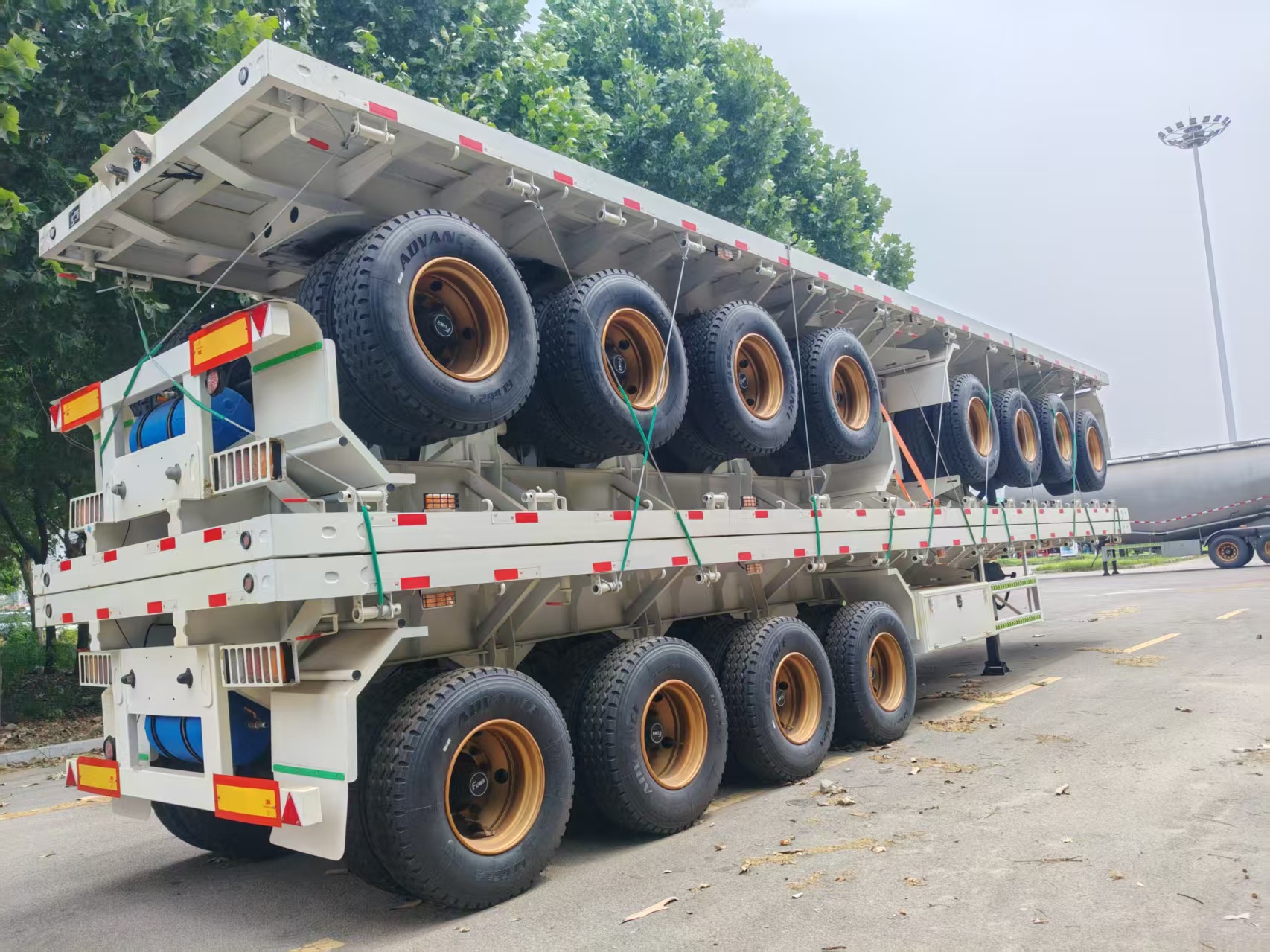 4-Axle Flatbed Semi-Trailer, Standard Container Locks, Heavy-duty for Cross-border Logistics