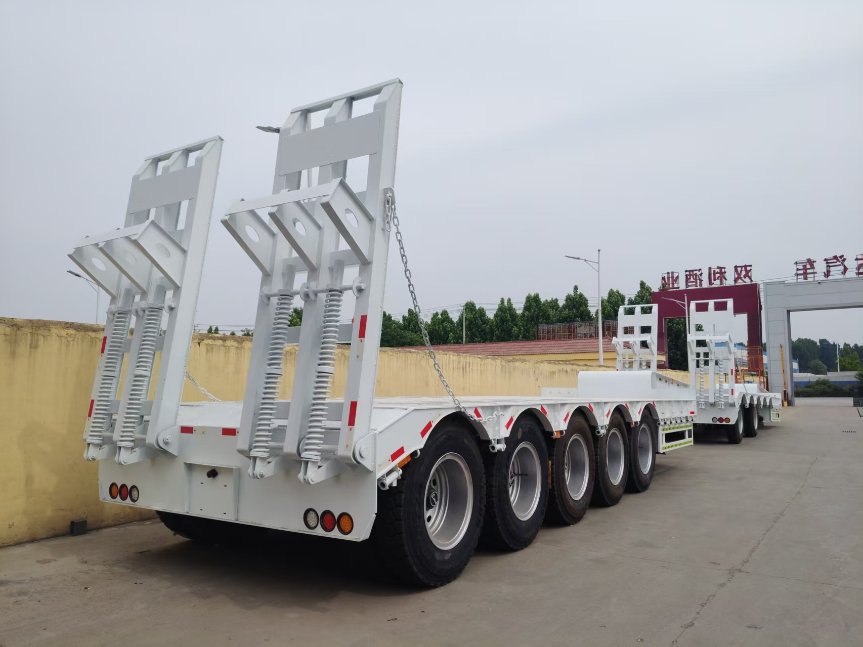 13m Low-bed Semi-trailer, 3/4/5 Axles Optional, 1200R24 Steel Wire Tires
