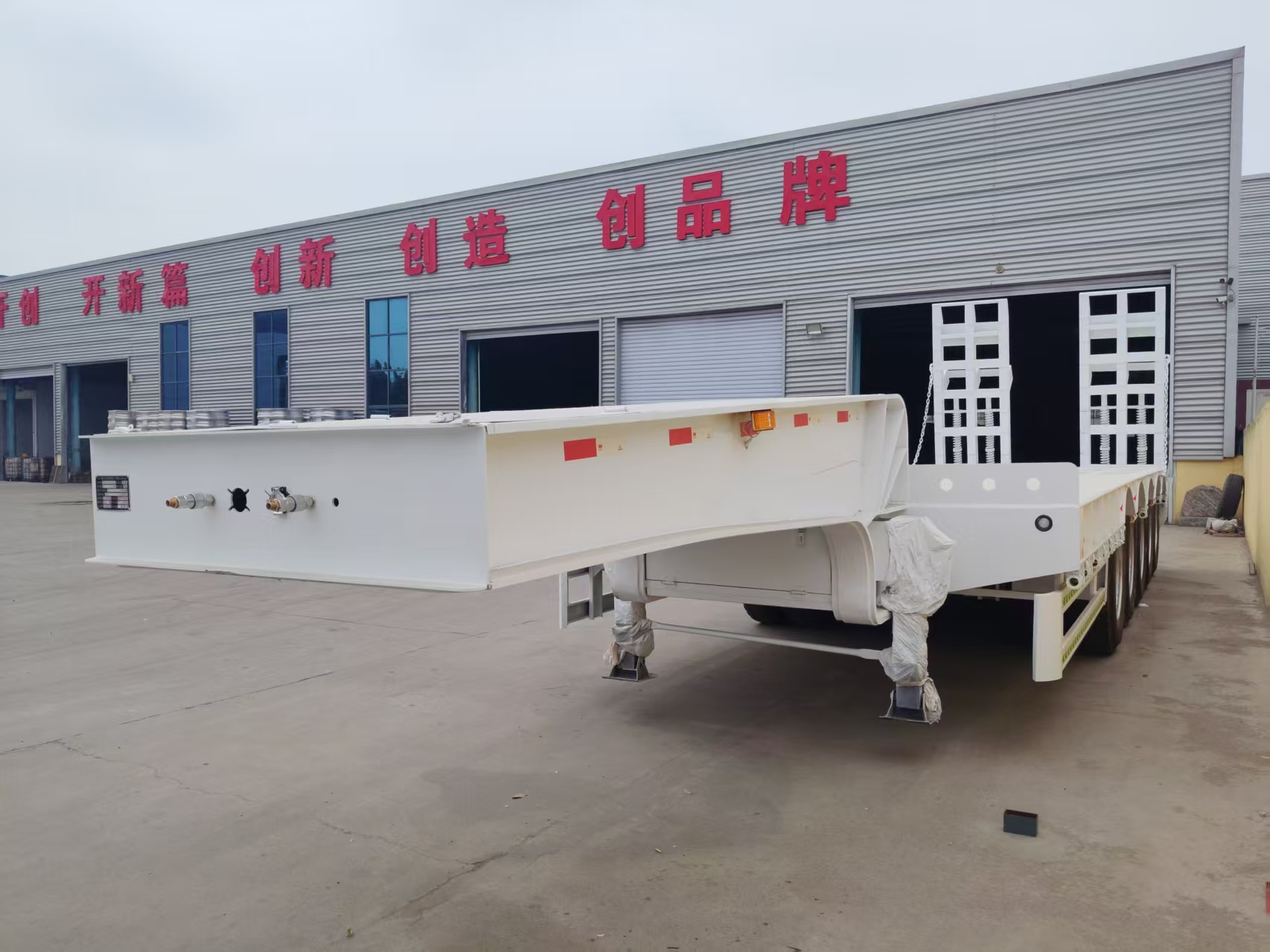 13m Low-bed Semi-trailer, 3/4/5 Axles Optional, 1200R24 Steel Wire Tires
