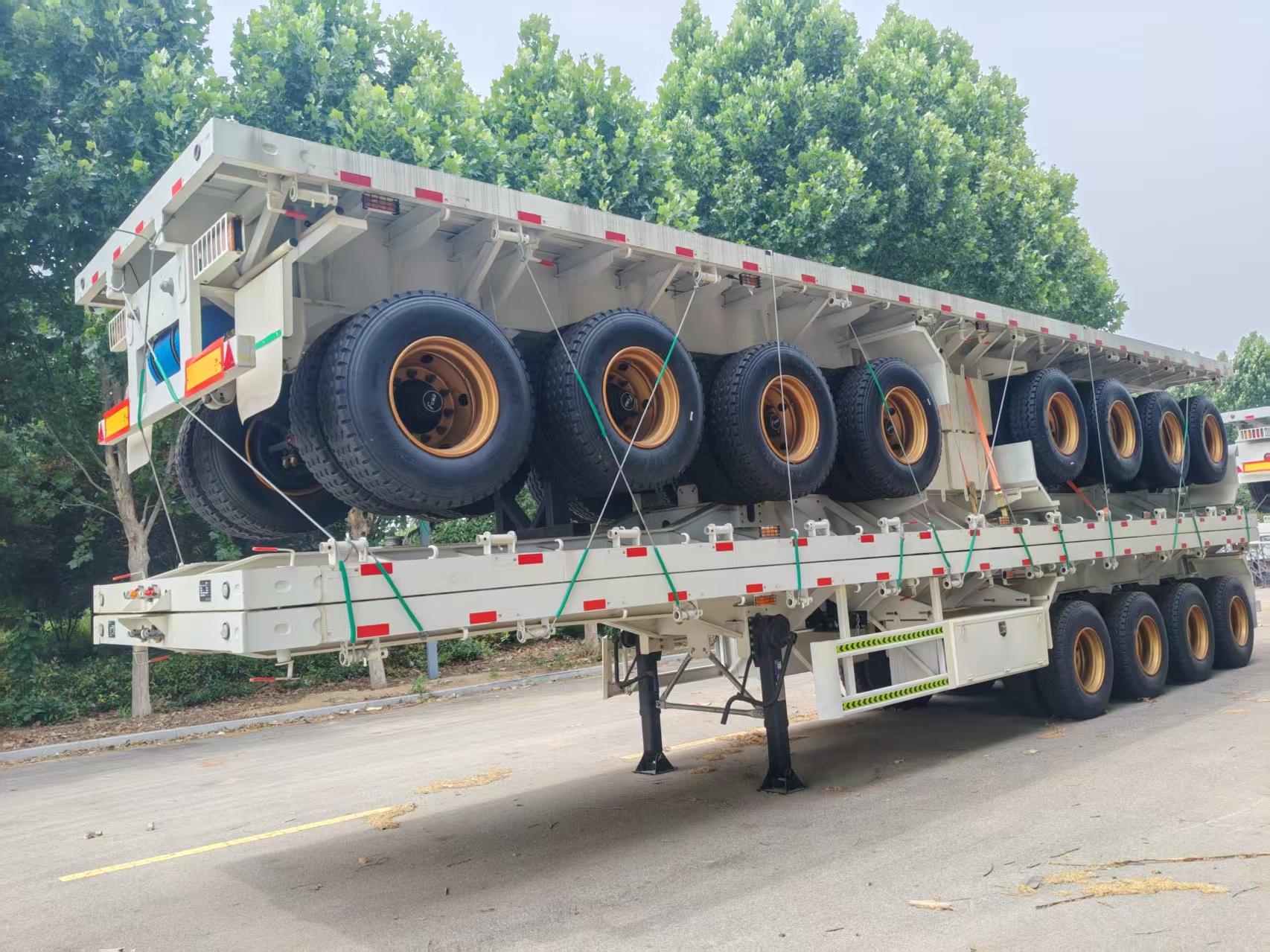 4-Axle Flatbed Semi-Trailer, Standard Container Locks, Heavy-duty for Cross-border Logistics