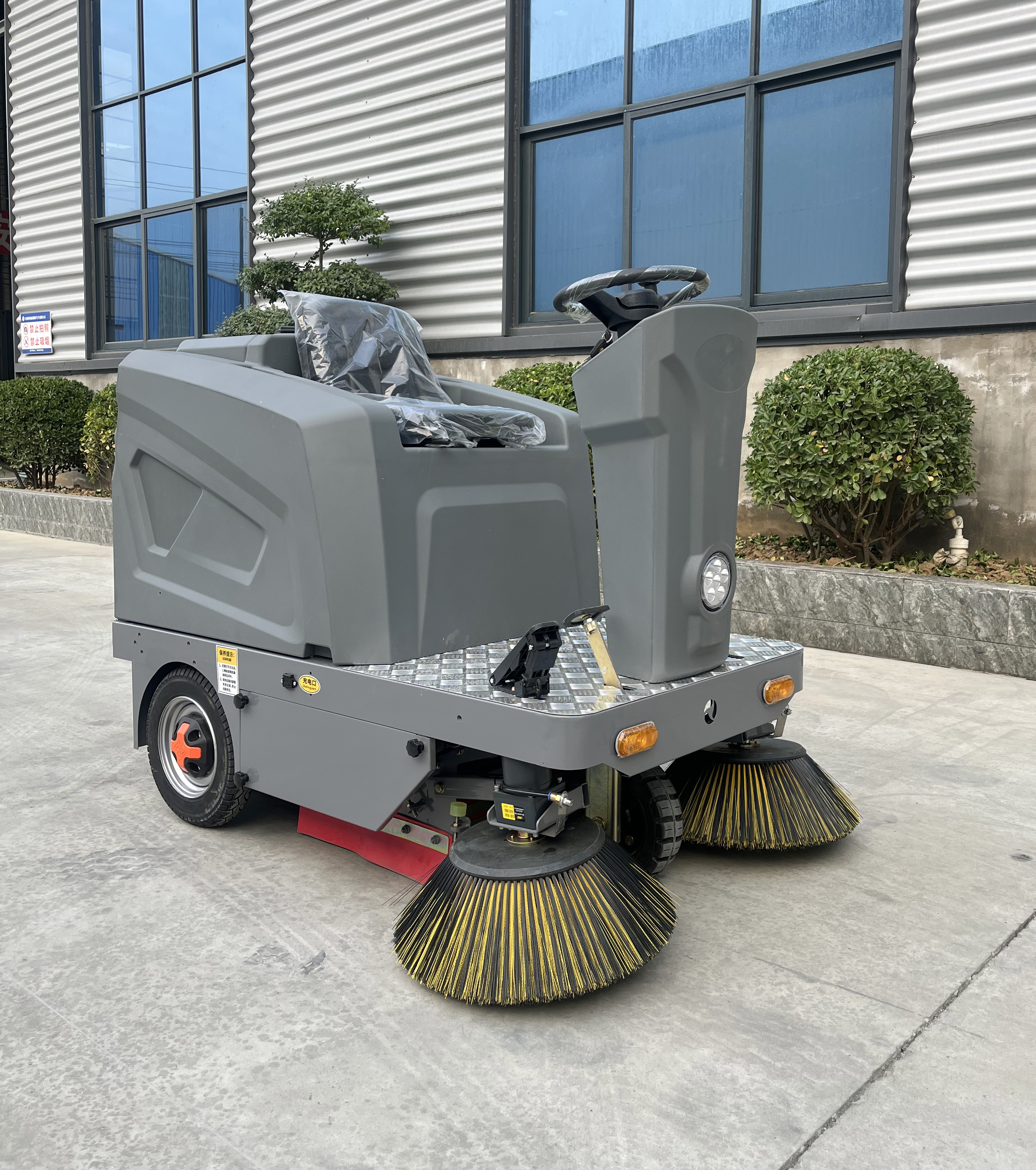 YJ-1280 Ride-on Floor Sweeper Maintenance-free Battery Street Cleaning Machine
