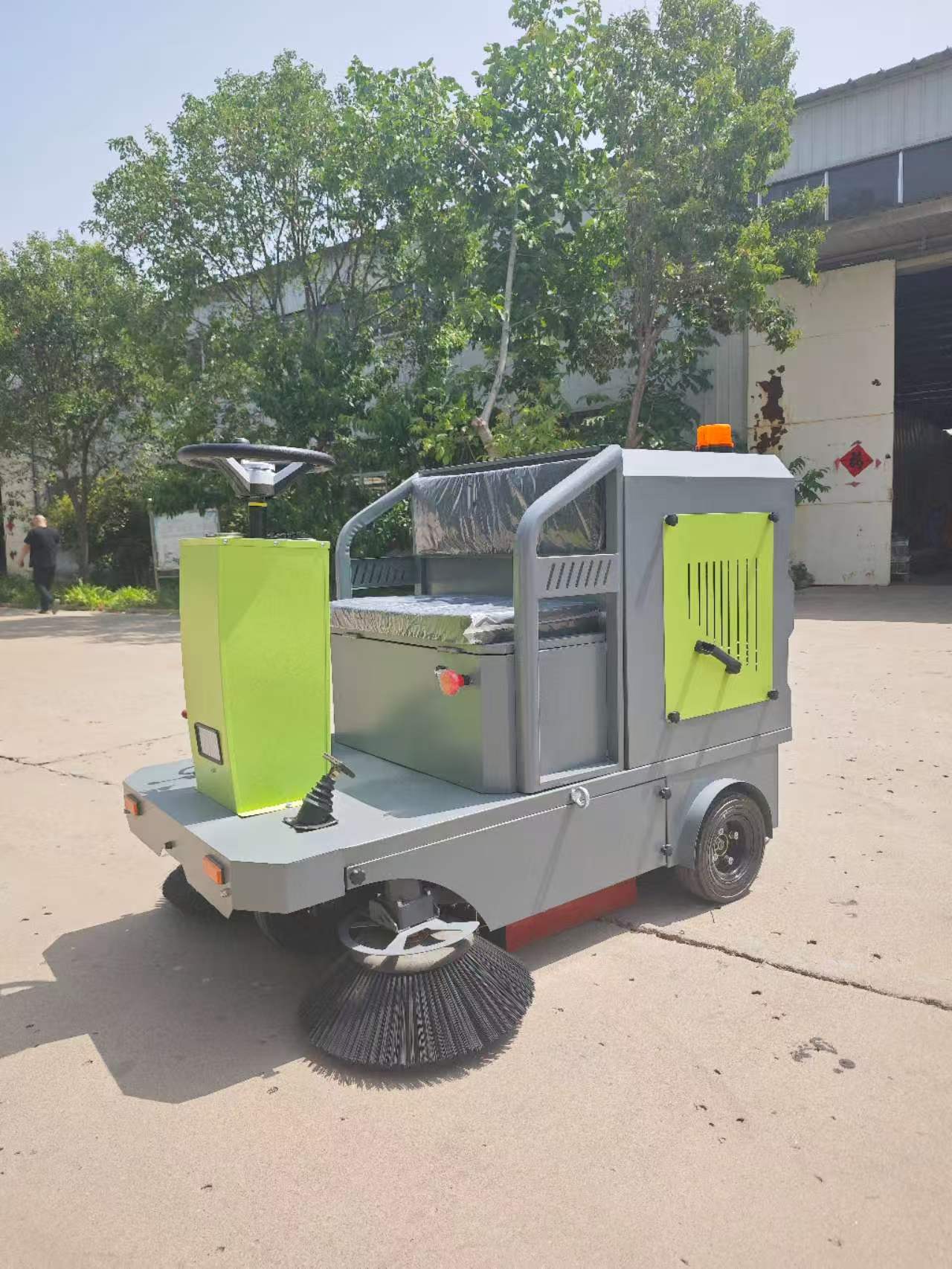 YJ-1500 Semi-closed Ride-on Floor Sweeper Maintenance-free Lead-acid Battery Factory Dust Cleaning Machine