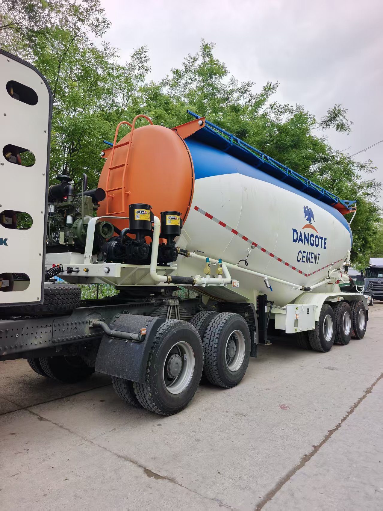 DANGOTE Brand Bulk Cement Tank Semi Trailer, 3 Axle Fly Ash Powder Material Transport Tanker Semi-Trailer for Africa Export