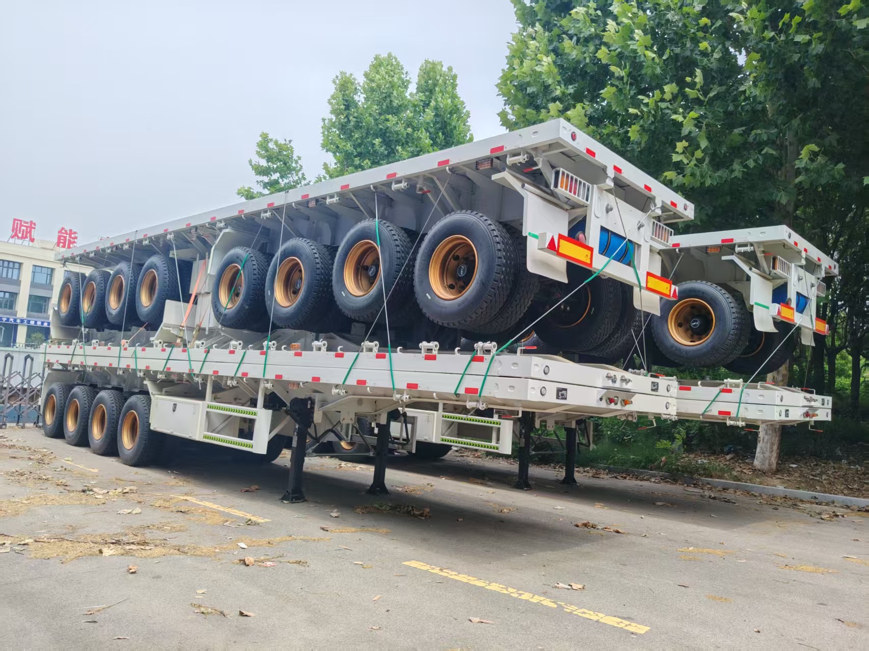 3 Axle Flatbed Semi Trailer For Heavy Cargo Transport