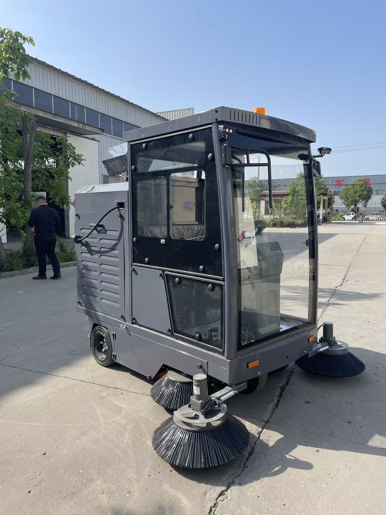YJ-2000 Fully Enclosed Ride-on Floor Sweeper Lithium Battery Industrial Road Cleaning Vehicle