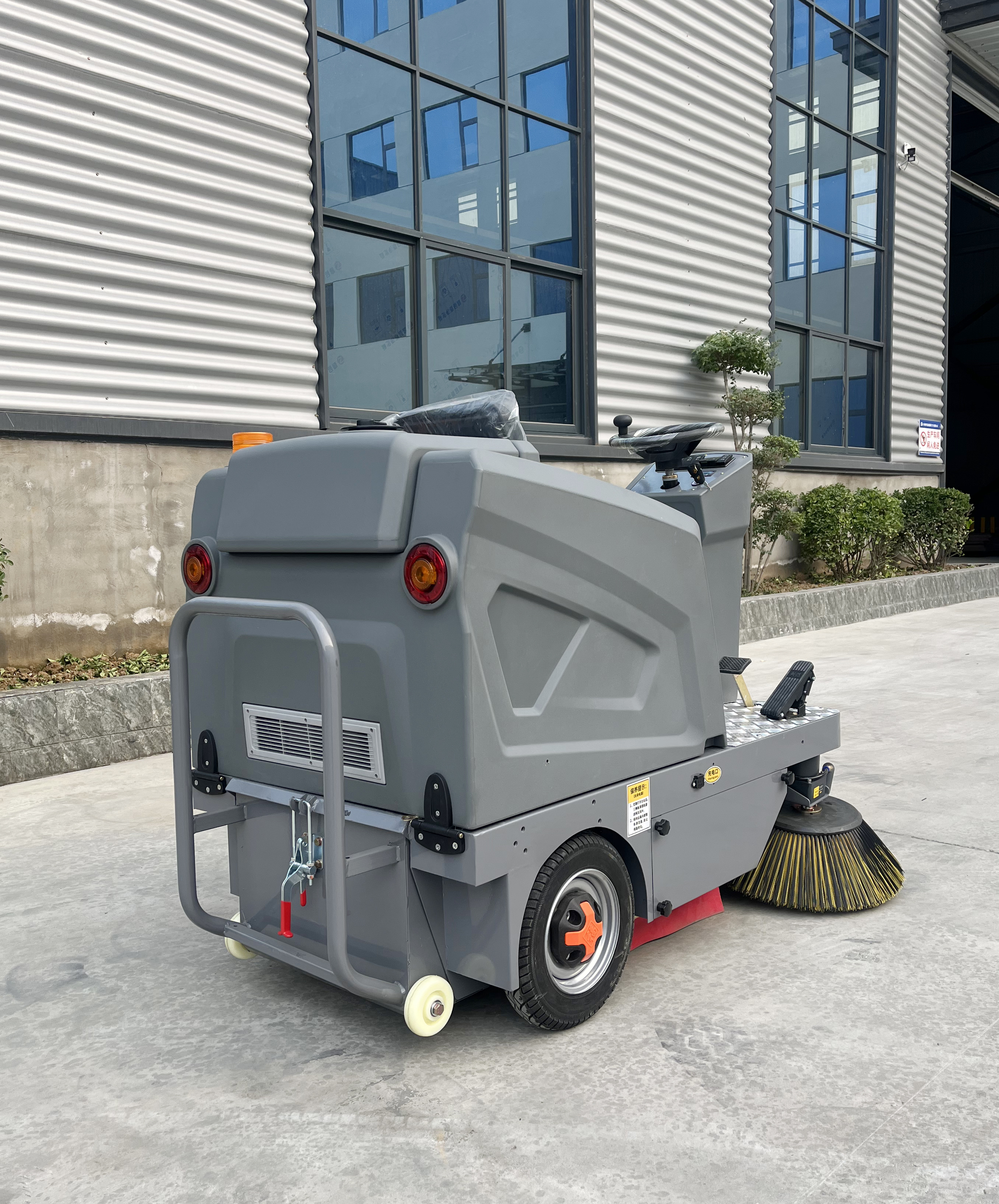 YJ-1280 Ride-on Floor Sweeper Maintenance-free Battery Street Cleaning Machine