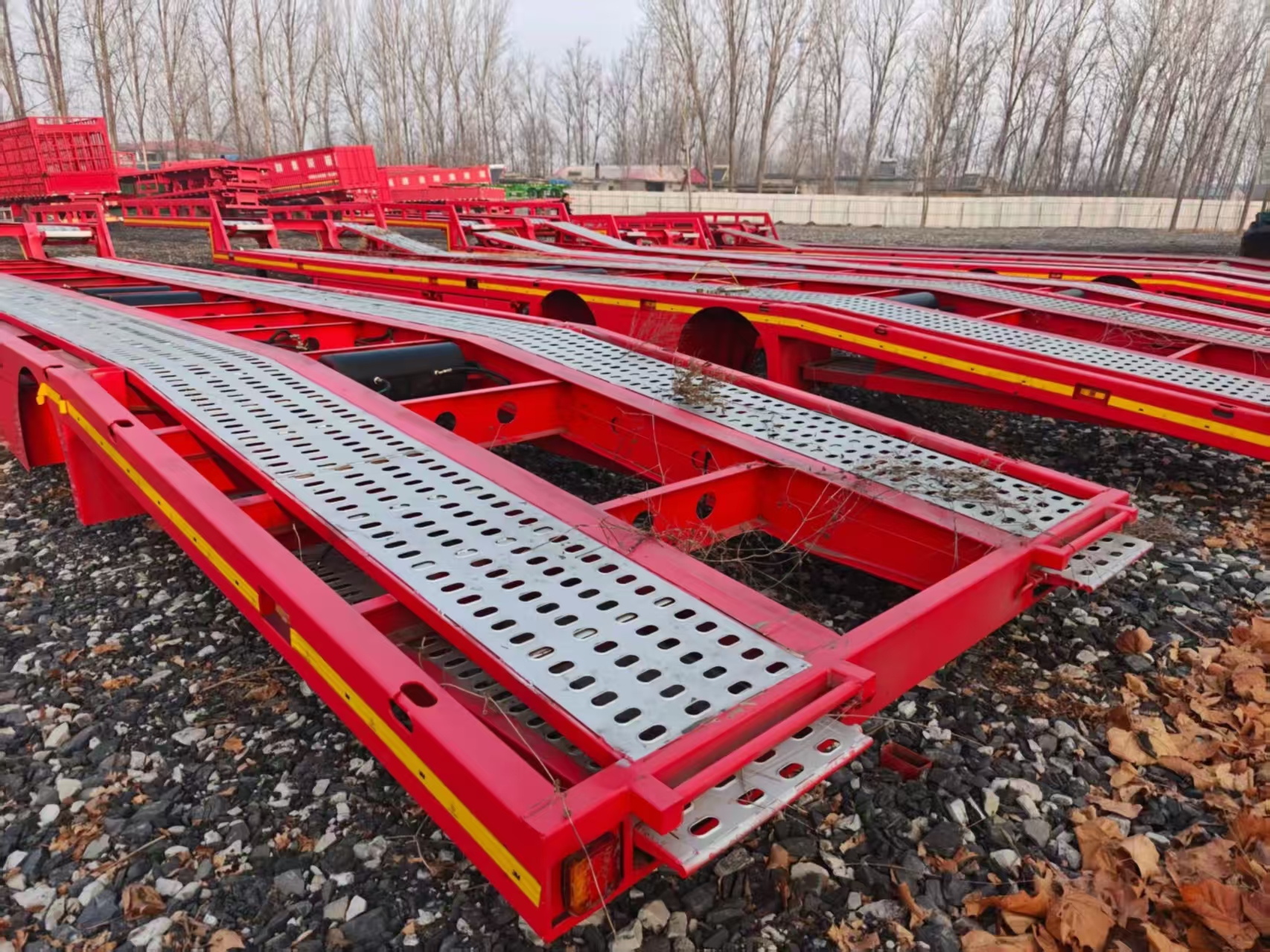 Low Flatbed Semi Trailer for Machinery Transport, Drop Deck Heavy Equipment Hauler Semi-Trailer