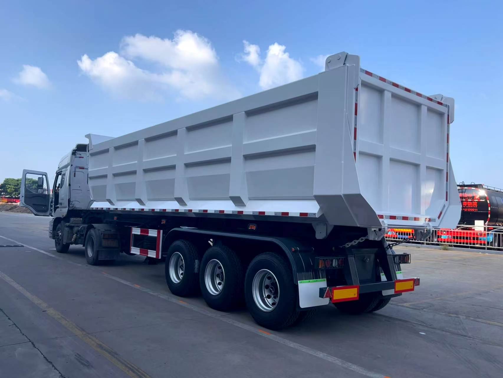 Rear-tipping Dump Semi-trailer Hydraulic Lifting Bulk Cargo Transport Trailer