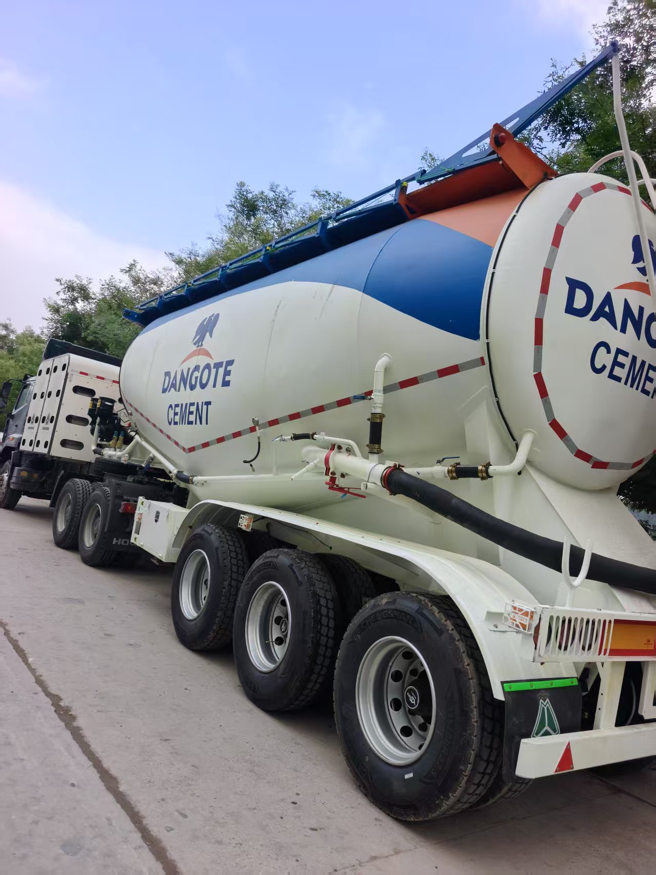DANGOTE Brand Bulk Cement Tank Semi Trailer, 3 Axle Fly Ash Powder Material Transport Tanker Semi-Trailer for Africa Export