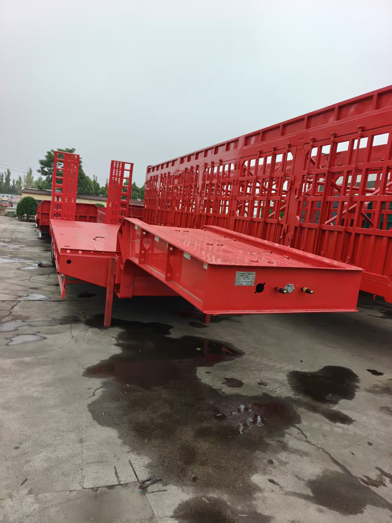 13m×3m Wide Lowbed Semi Trailer, Customizable Tires Excavator Transport Semi-Trailer