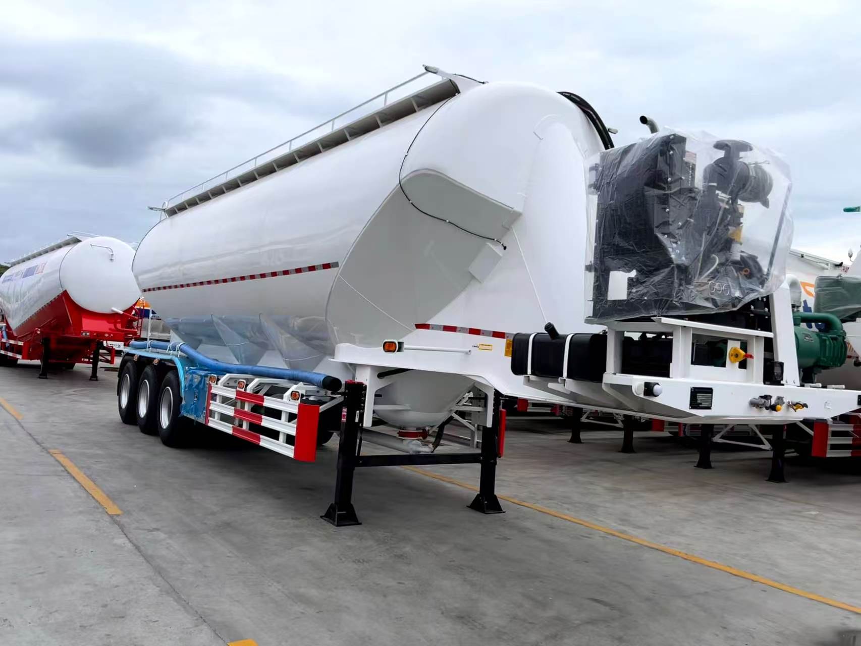 48m³ Vertical 4-Bay Bulk Cement Tank Semi-Trailer, Fly Ash Powder Transport Tanker