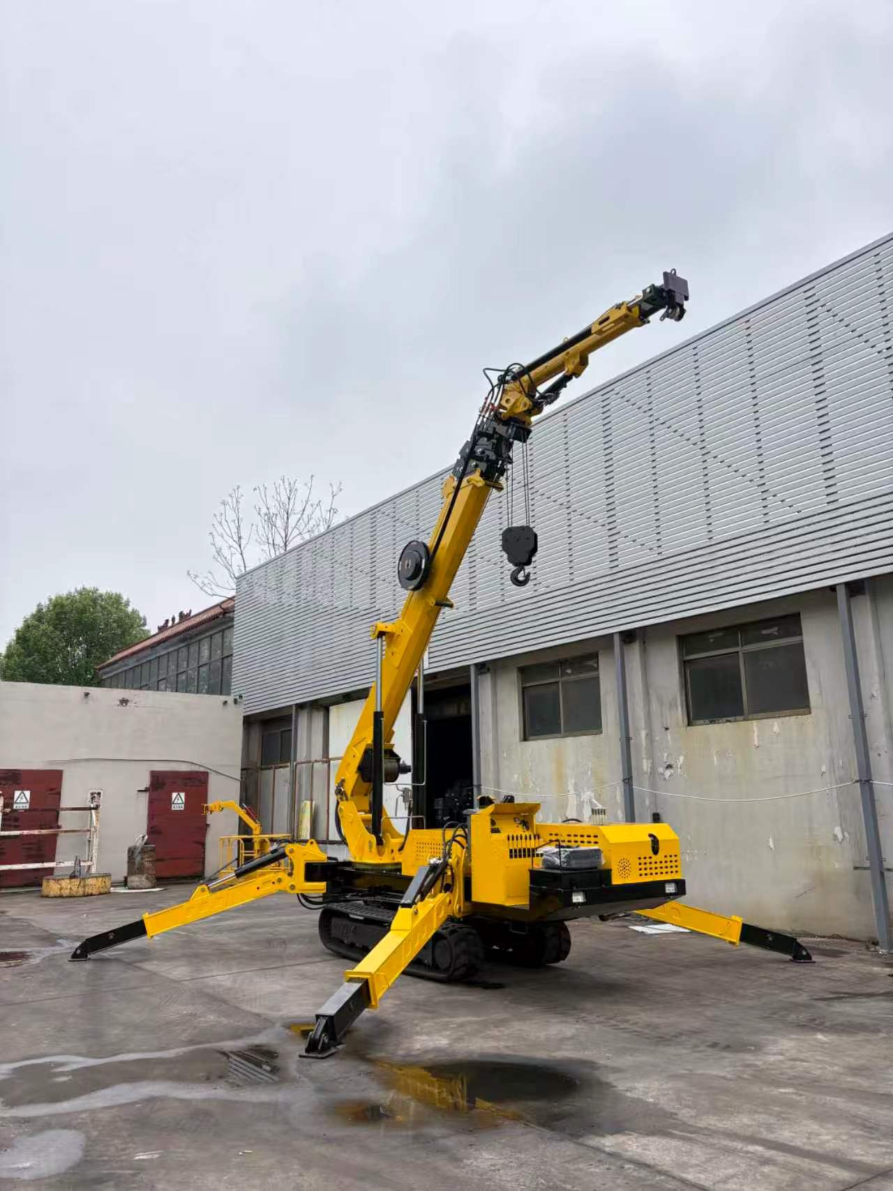XZ05A 5 Ton Crawler Spider Crane, Heavy-duty Mini Hydraulic Lifter for Narrow Spaces