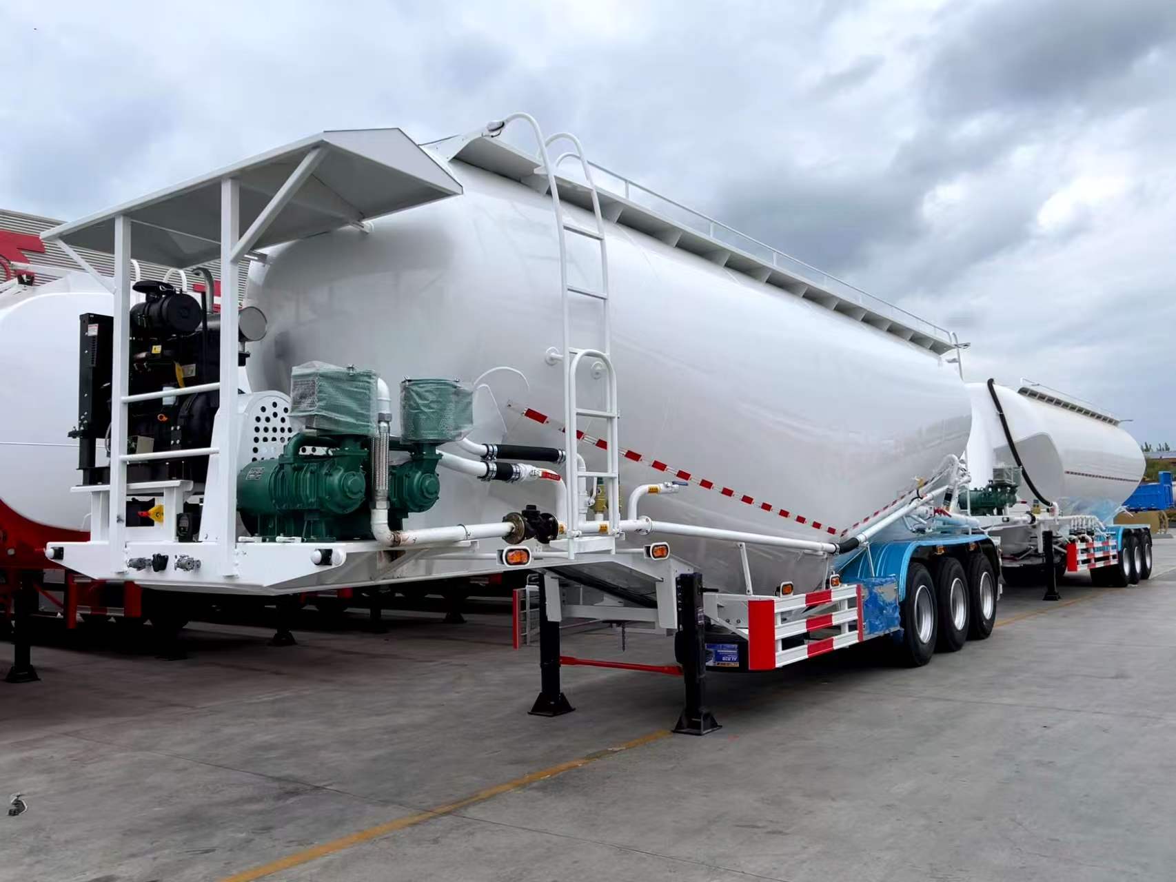 45CBM Vertical Bulk Cement Tank Semi-Trailer Powder Material Transport Tanker