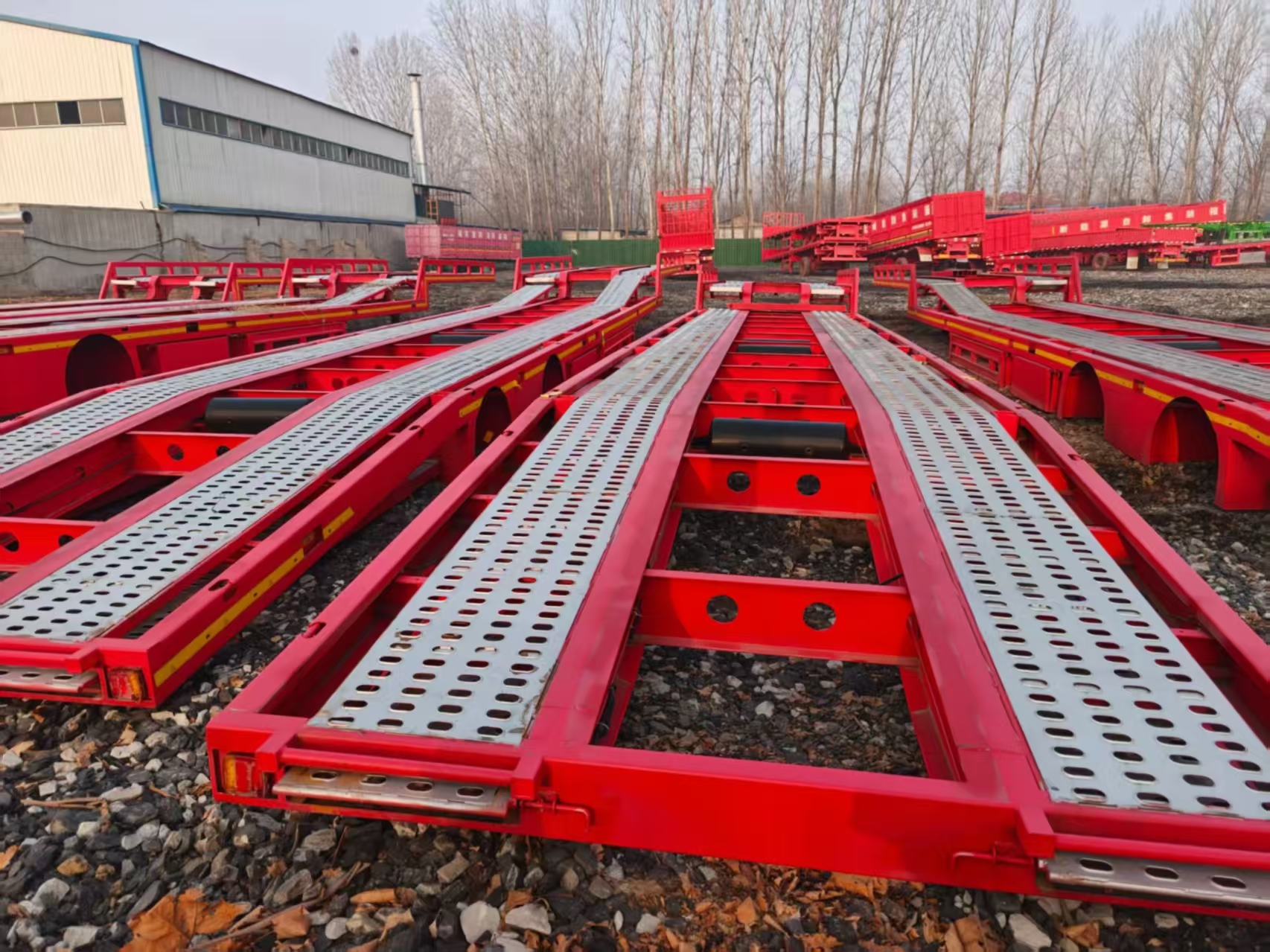 Low Flatbed Semi Trailer for Machinery Transport, Drop Deck Heavy Equipment Hauler Semi-Trailer
