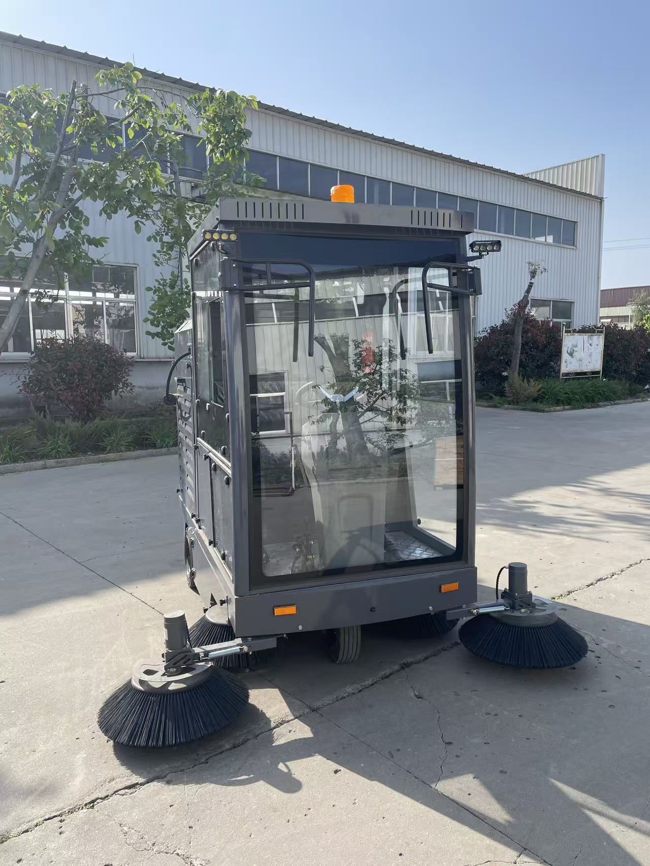 YJ-2000 Fully Enclosed Ride-on Floor Sweeper Lithium Battery Industrial Road Cleaning Vehicle