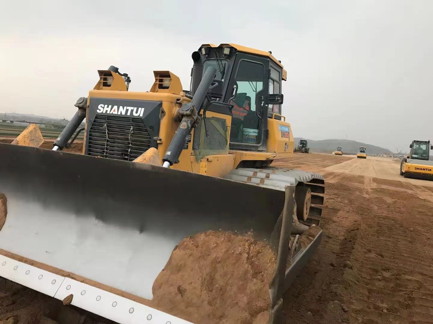 China Original SD16TL Medium Crawler Bulldozer Low Fuel Consumption Bulldozer Machine With Spare Parts Overseas After-sales Service