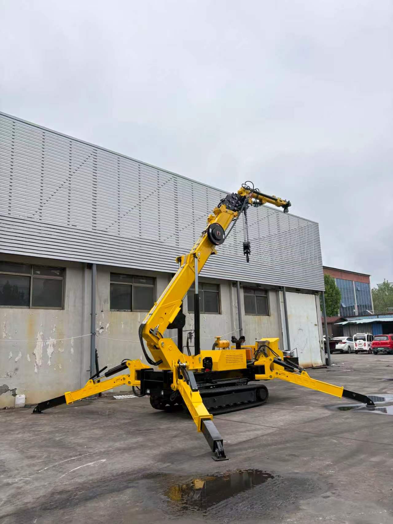 XZ05A 5 Ton Crawler Spider Crane, Heavy-duty Mini Hydraulic Lifter for Narrow Spaces