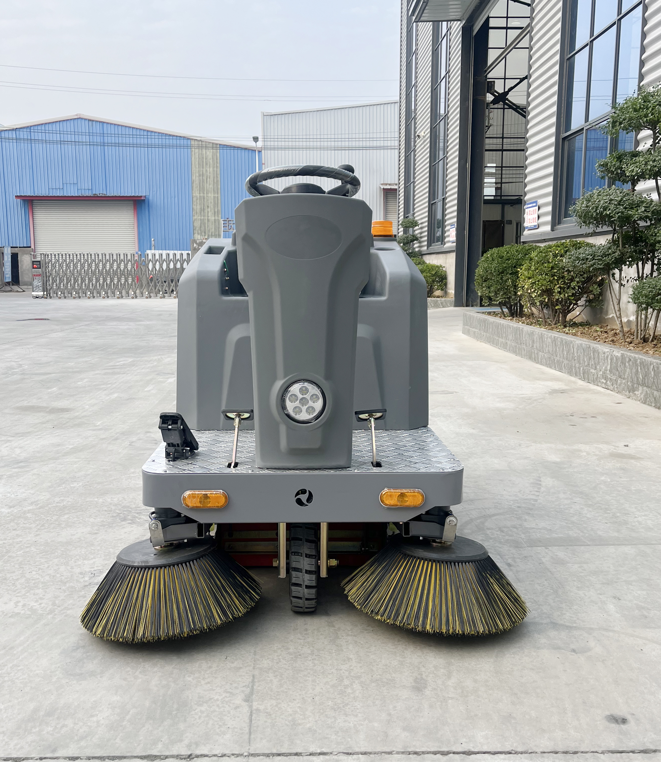 YJ-1280 Ride-on Floor Sweeper Maintenance-free Battery Street Cleaning Machine