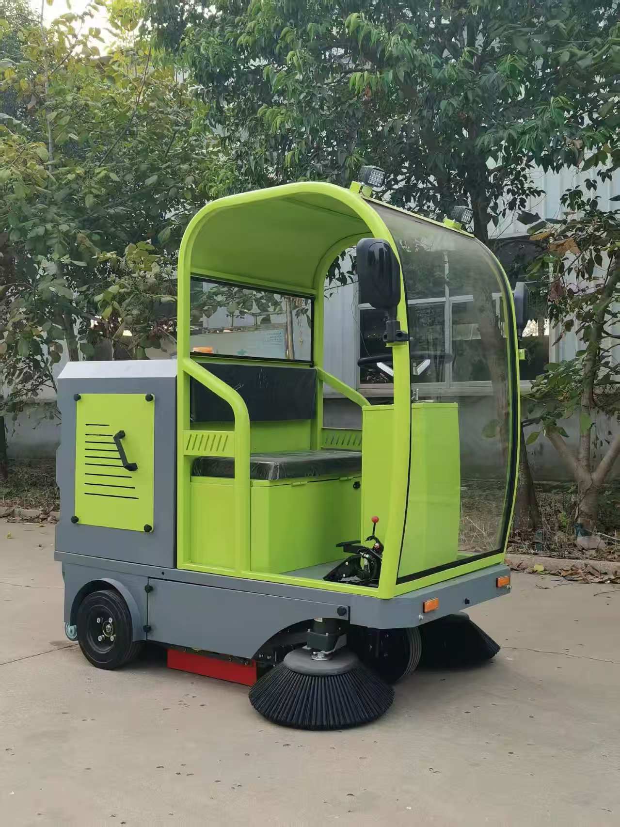 YJ-1500 Semi-enclosed Ride-on Floor Sweeper Maintenance-free Battery Industrial Road Cleaner