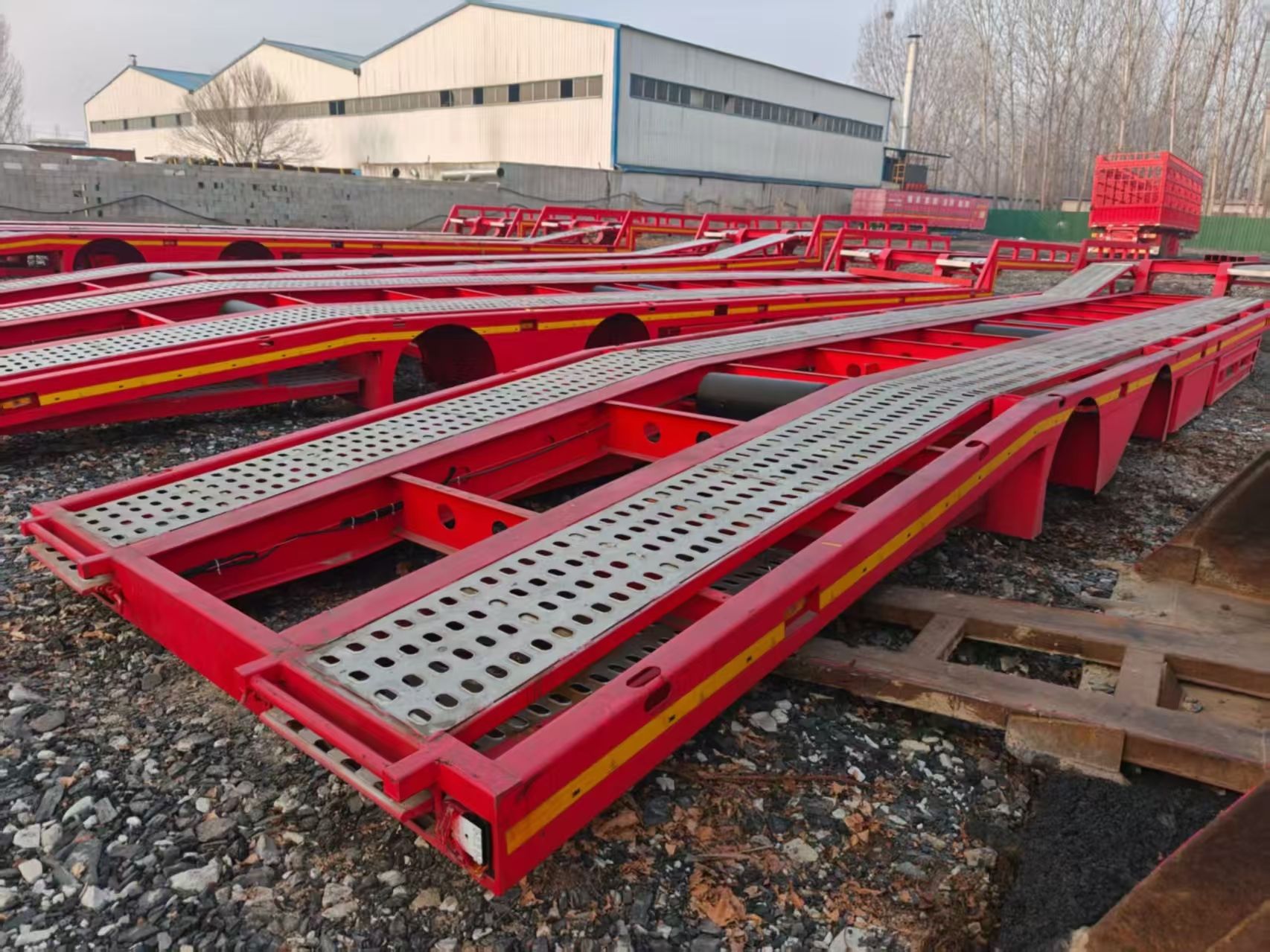 Low Flatbed Semi Trailer for Machinery Transport, Drop Deck Heavy Equipment Hauler Semi-Trailer