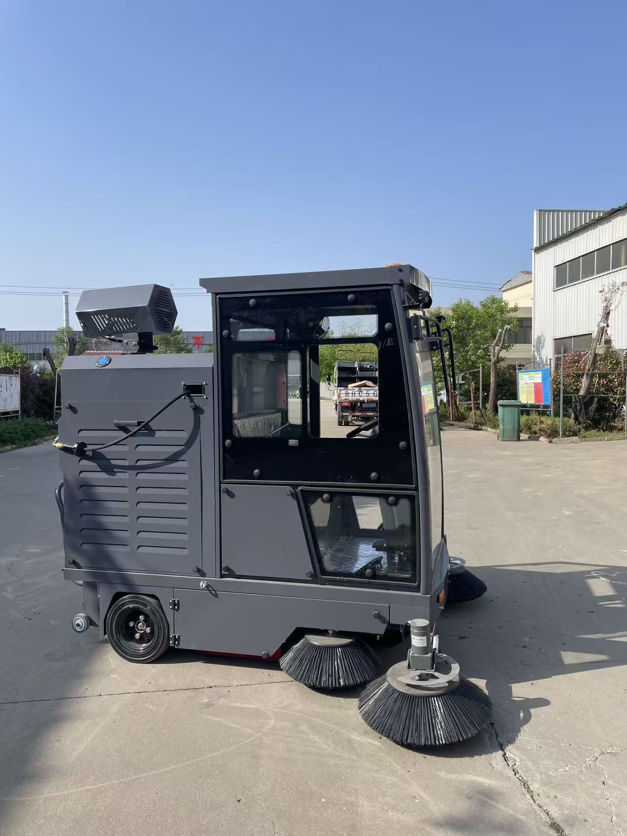 YJ-2000 Fully Enclosed Ride-on Floor Sweeper Lithium Battery Industrial Road Cleaning Vehicle