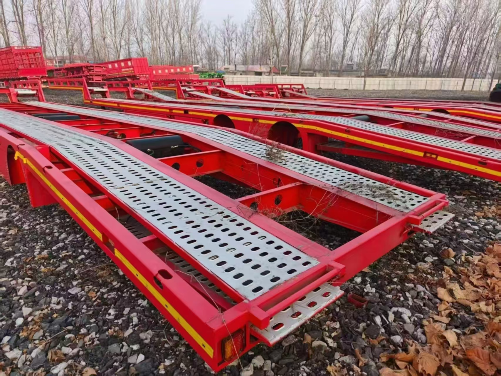 Low Flatbed Semi Trailer for Machinery Transport, Drop Deck Heavy Equipment Hauler Semi-Trailer