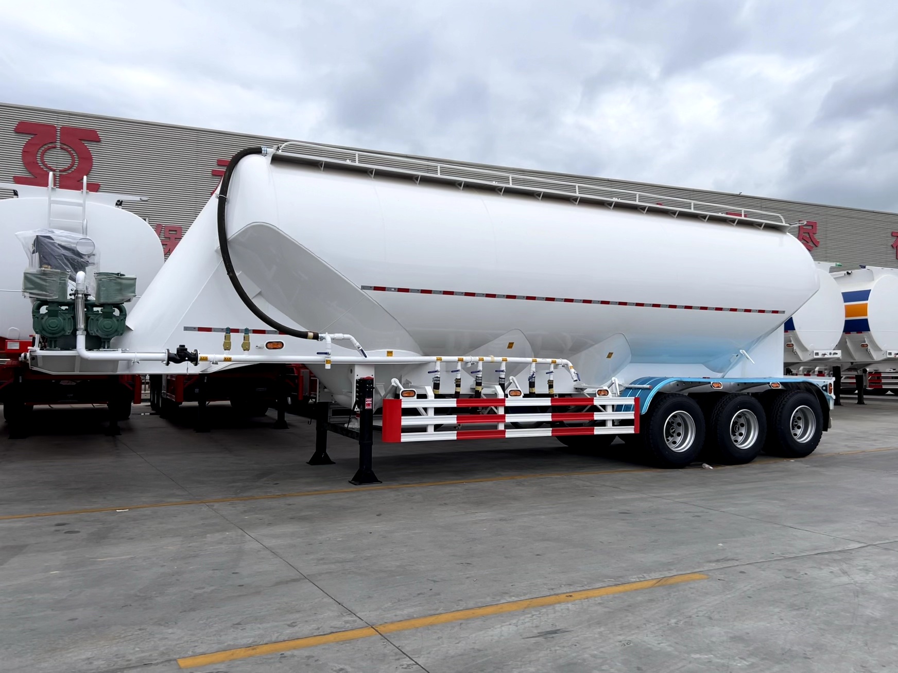 45CBM Vertical Bulk Cement Tank Semi-Trailer Powder Material Transport Tanker
